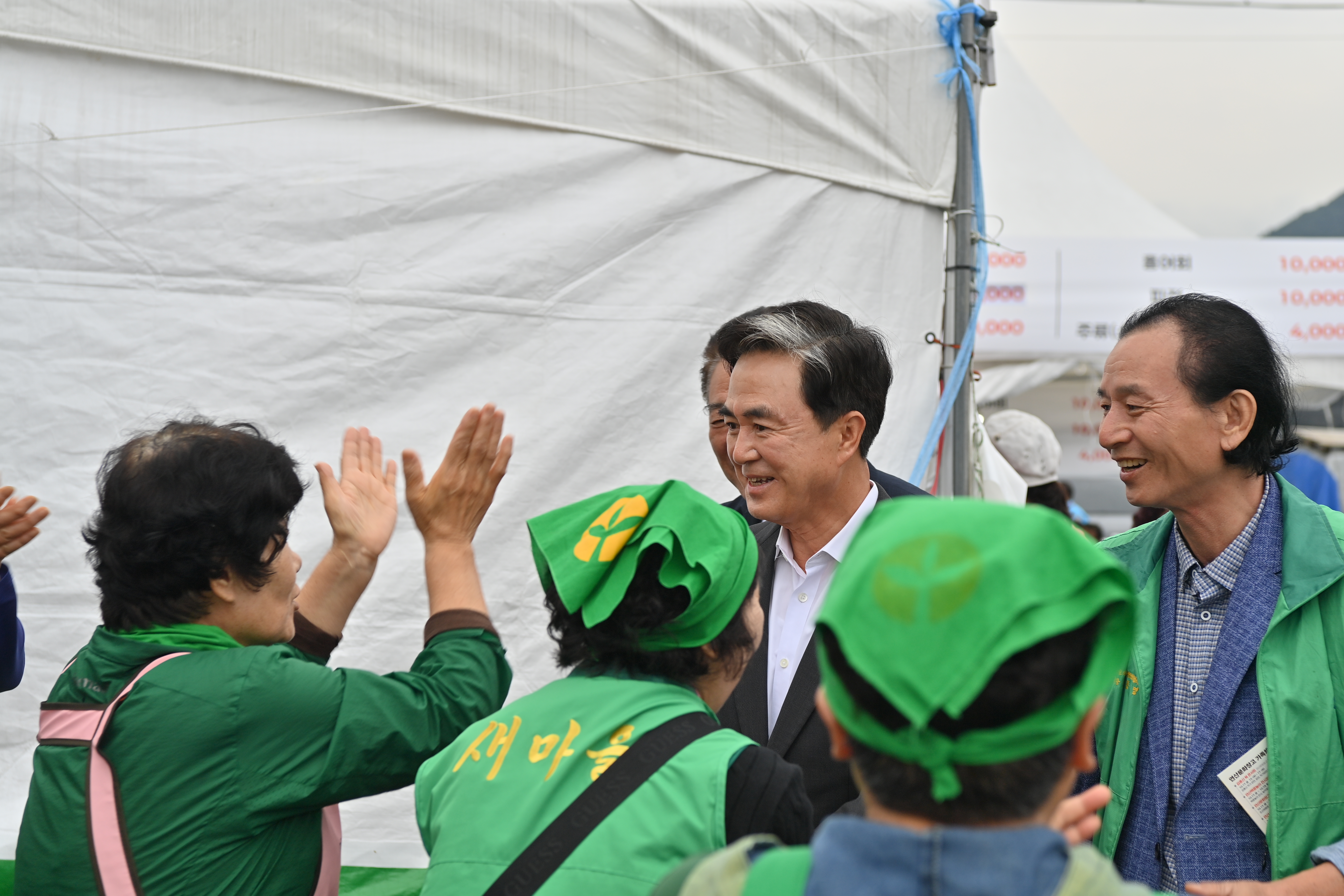 김태흠 도지사는 18일 연산면 일원에서 열리고 있는 제24회 연산대추축제장을 방문해 상인들을 격려하고 주민들과 소통하는 시간을 가졌다. 관련사진 4