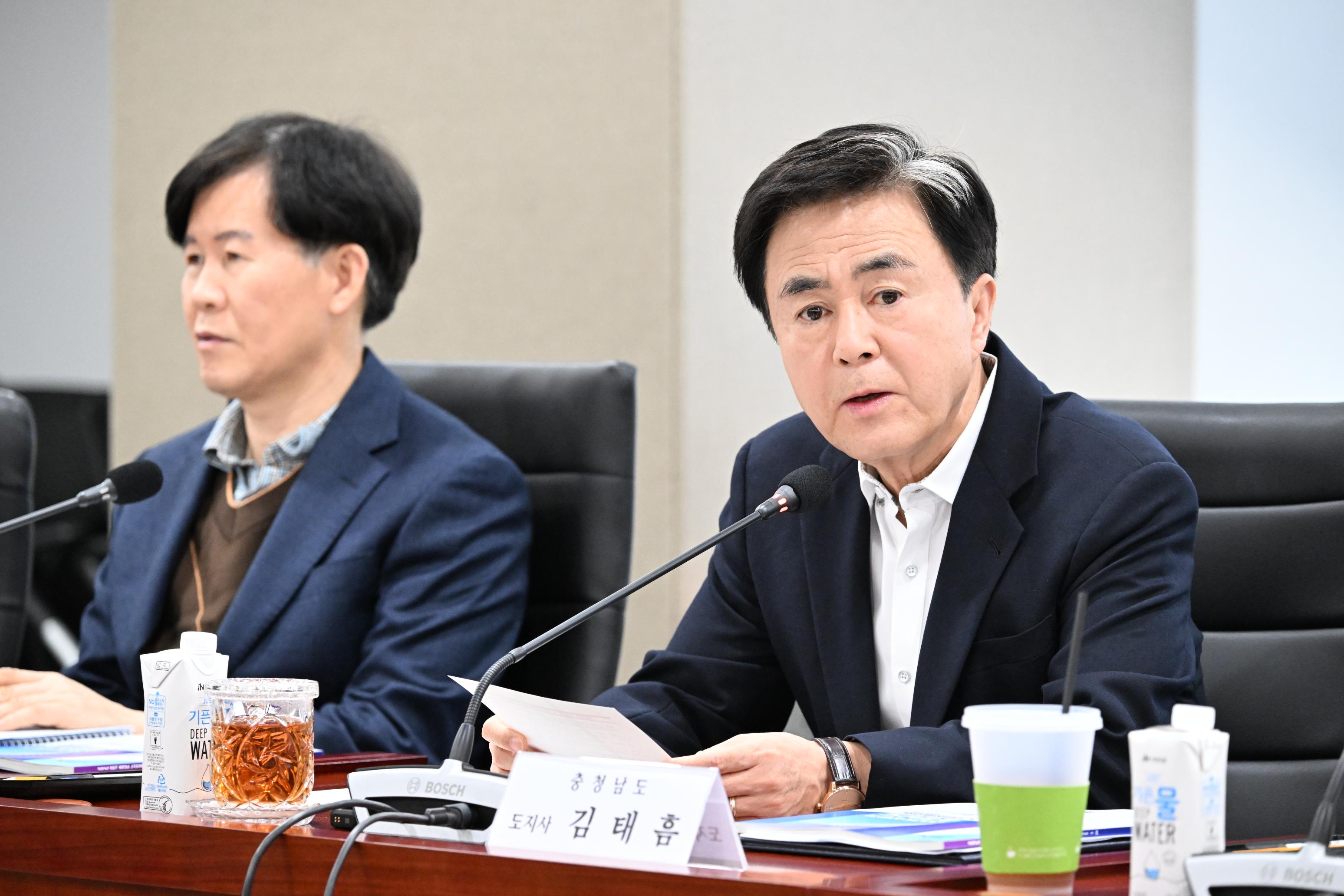 김태흠 도지사는 28일 도청 상황실에서 열린 '2025년 노사민정협의회'를 주재했다.
