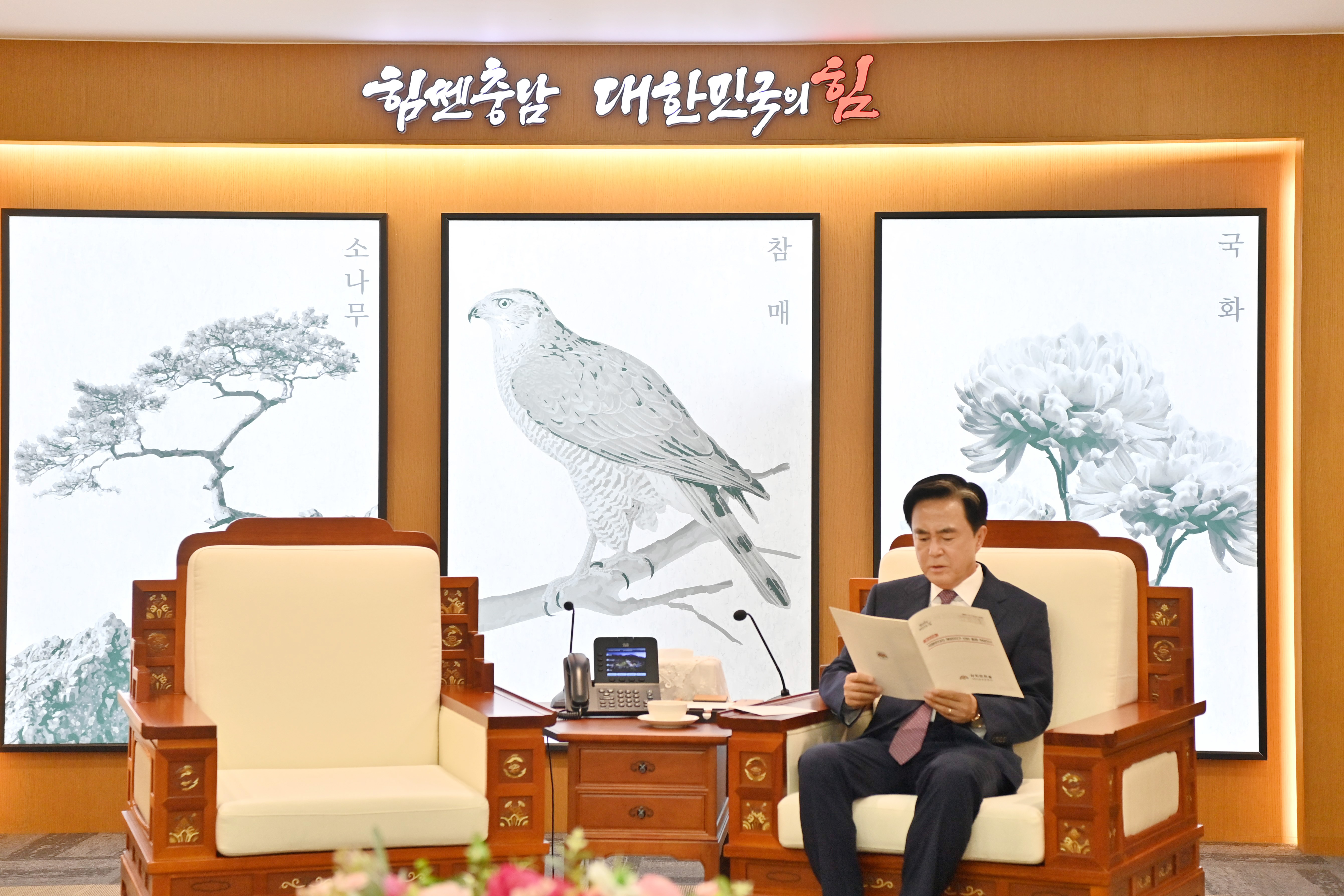 김태흠 도지사는 27일 도청 외부인사접견실에서 국제로타리 3620지구 차명환 총재를 접견하고 총재 취임을 축하했다. 관련사진 9