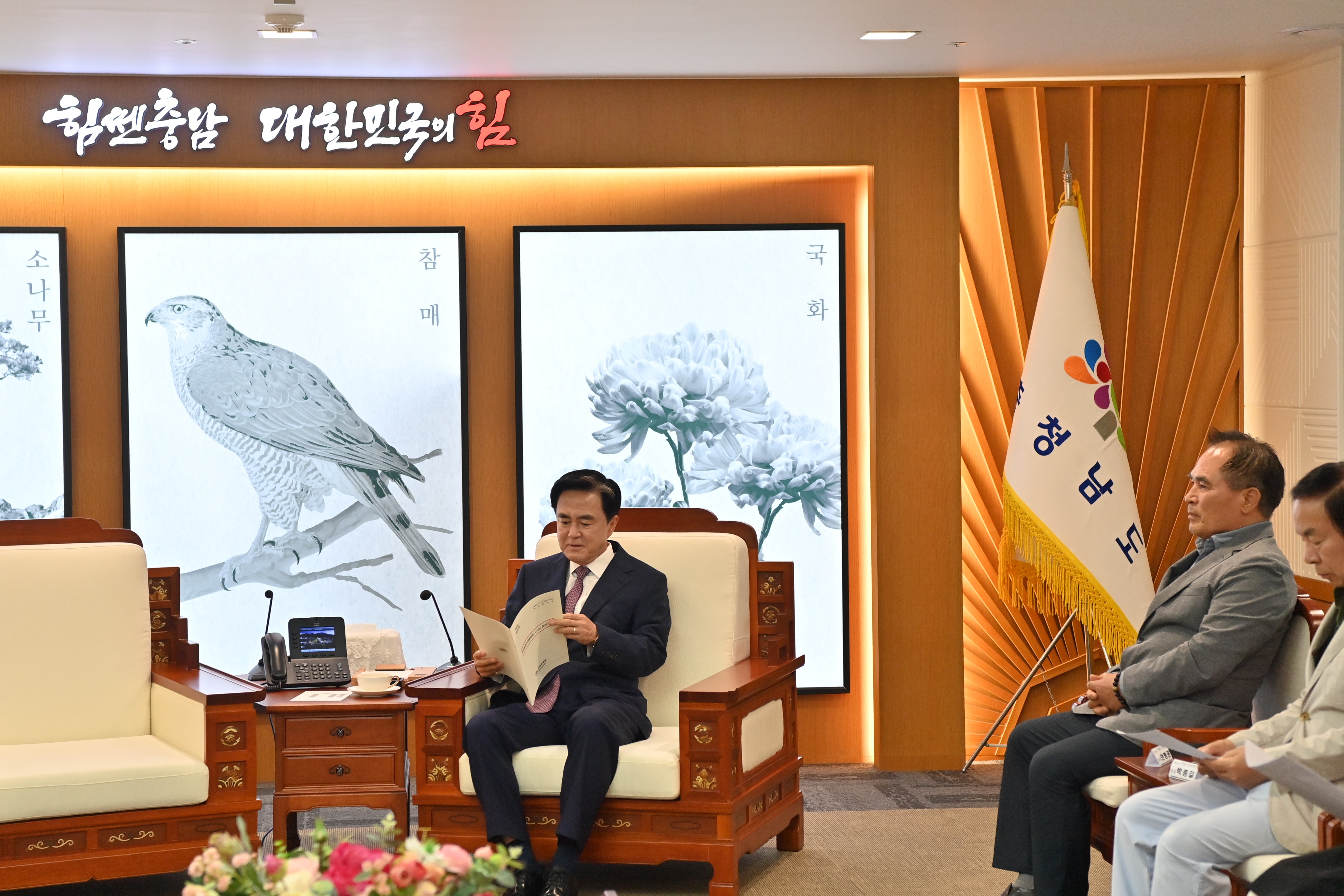 김태흠 도지사는 27일 도청 외부인사접견실에서 충남 농공단지연합회 임원들과 간담회를 주재했다. 관련사진 4