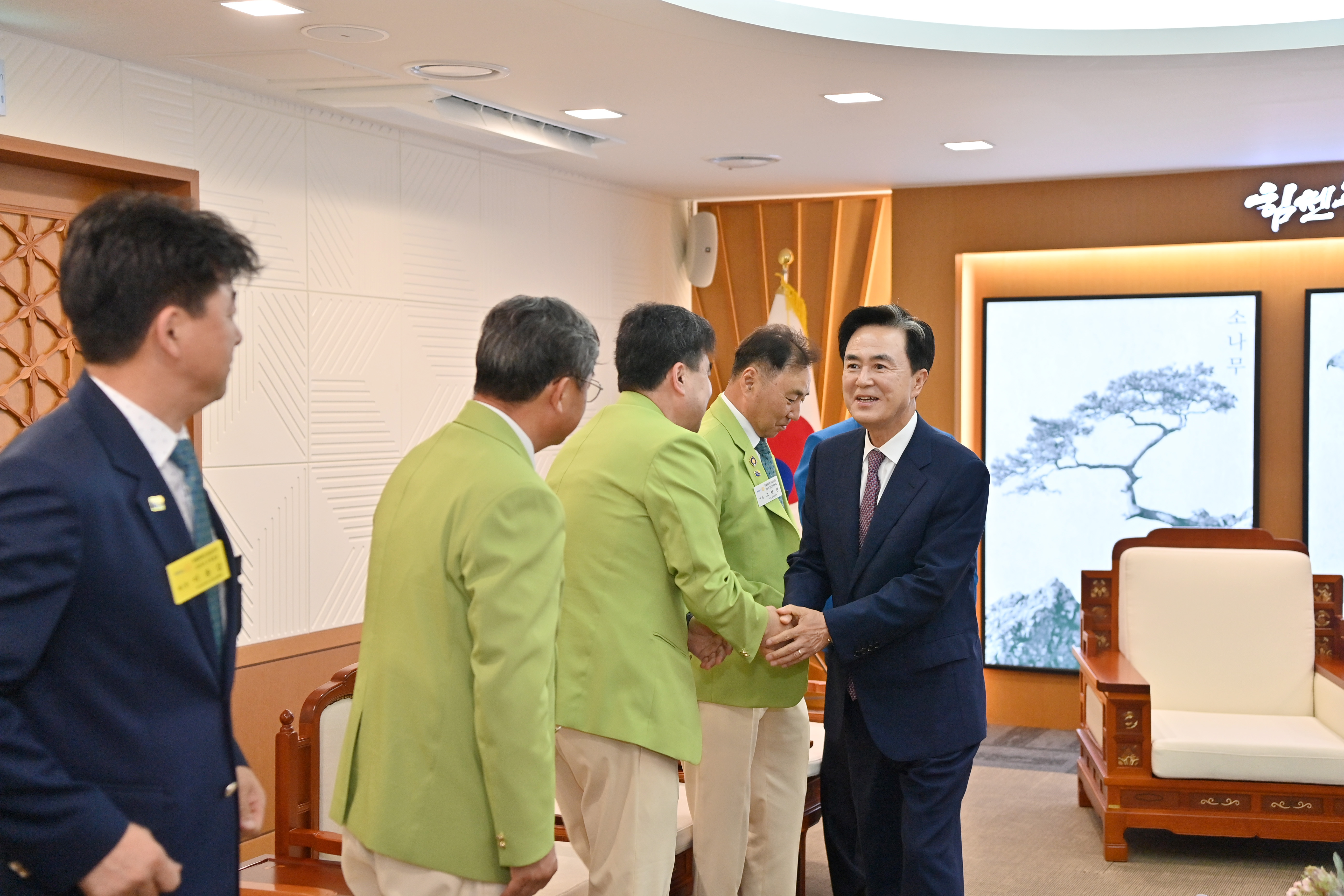 김태흠 도지사는 27일 도청 외부인사접견실에서 국제로타리 3620지구 차명환 총재를 접견하고 총재 취임을 축하했다. 관련사진 3