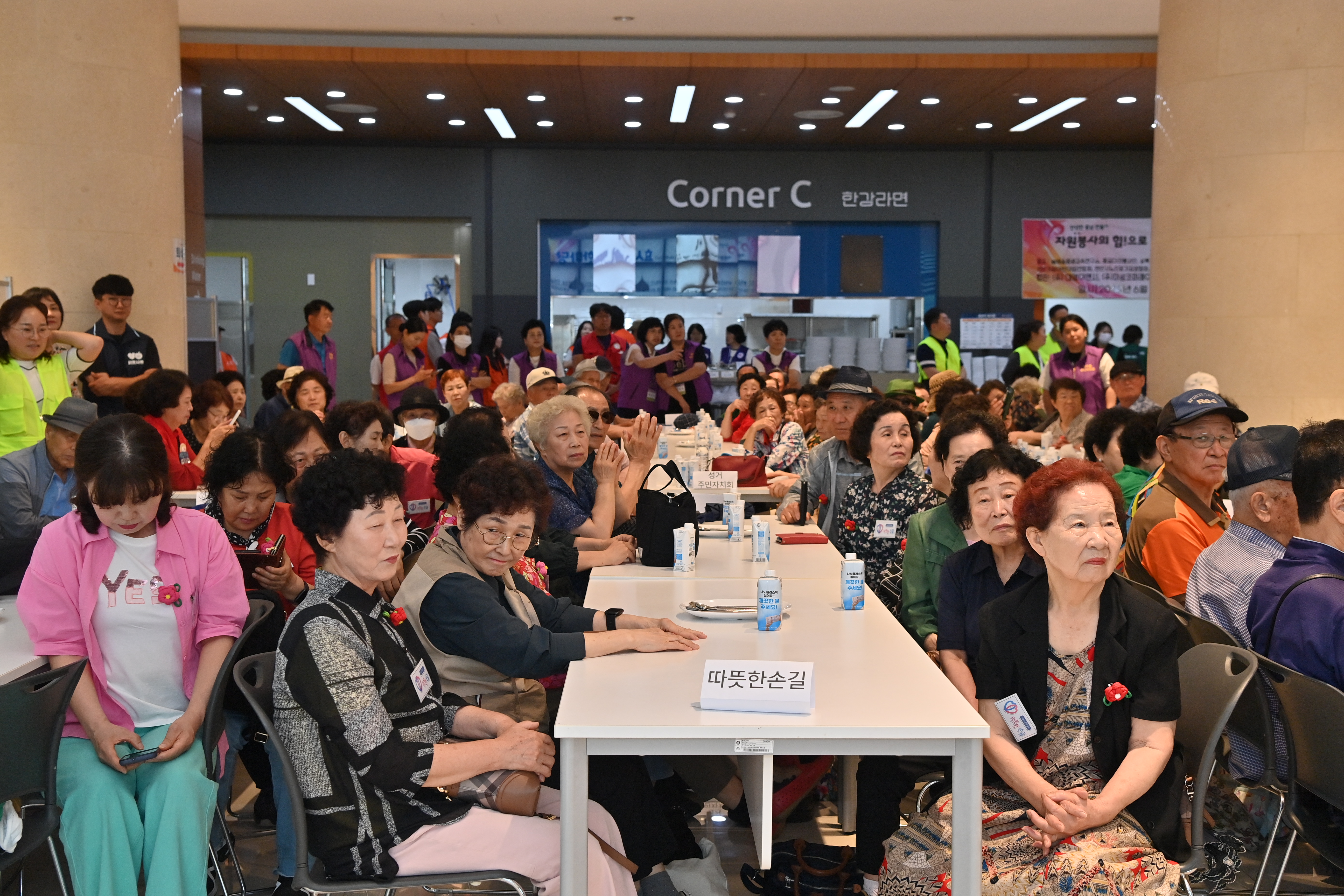 김태흠 도지사는 28일 백석대학교 백석생활관에서 어르신들의 건강한 여름나기를 기원하는 ‘효사랑 나눔 한마당’행사에 참석했다. 관련사진 5
