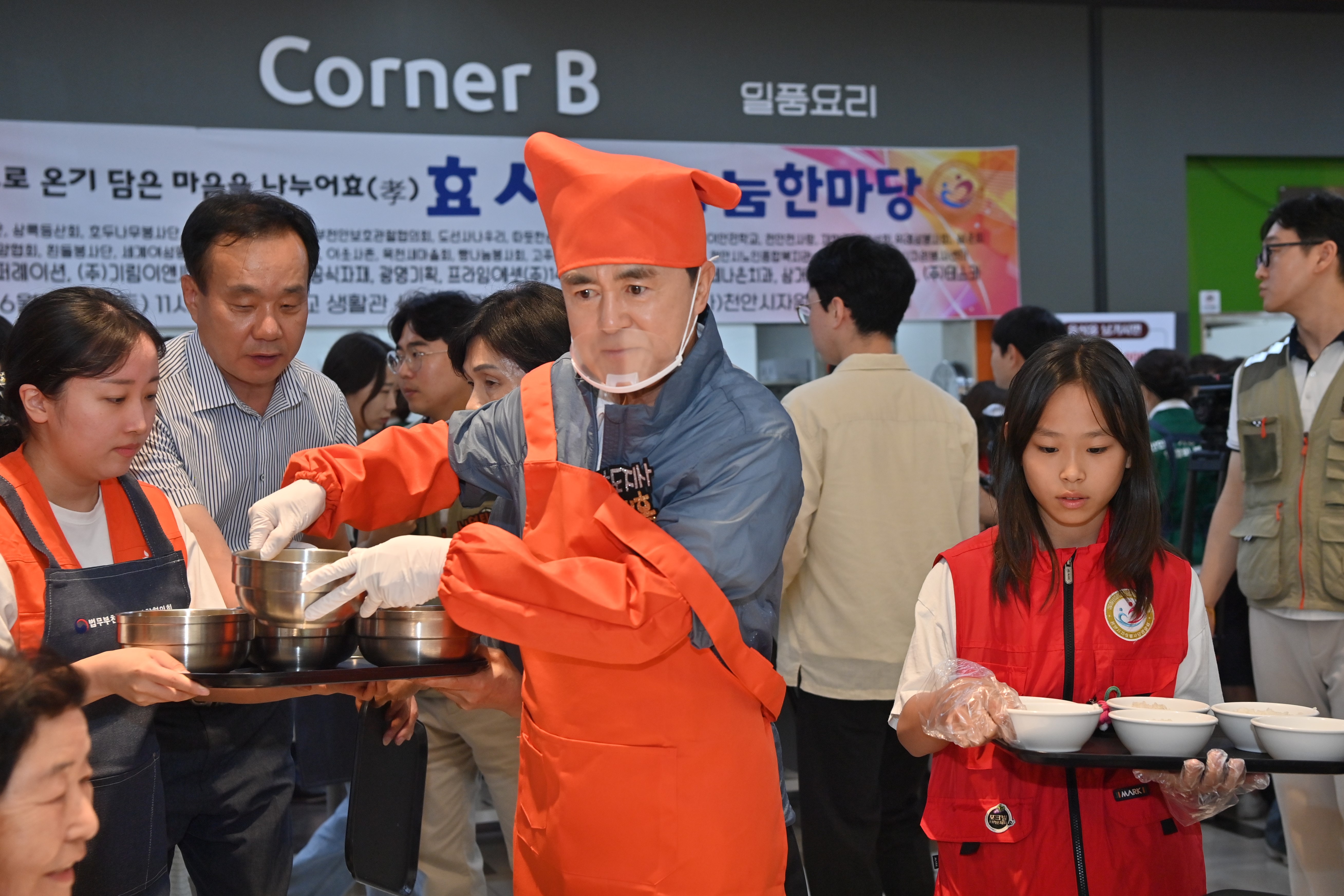김태흠 도지사는 28일 백석대학교 백석생활관에서 어르신들의 건강한 여름나기를 기원하는 ‘효사랑 나눔 한마당’행사에 참석했다. 관련사진 8