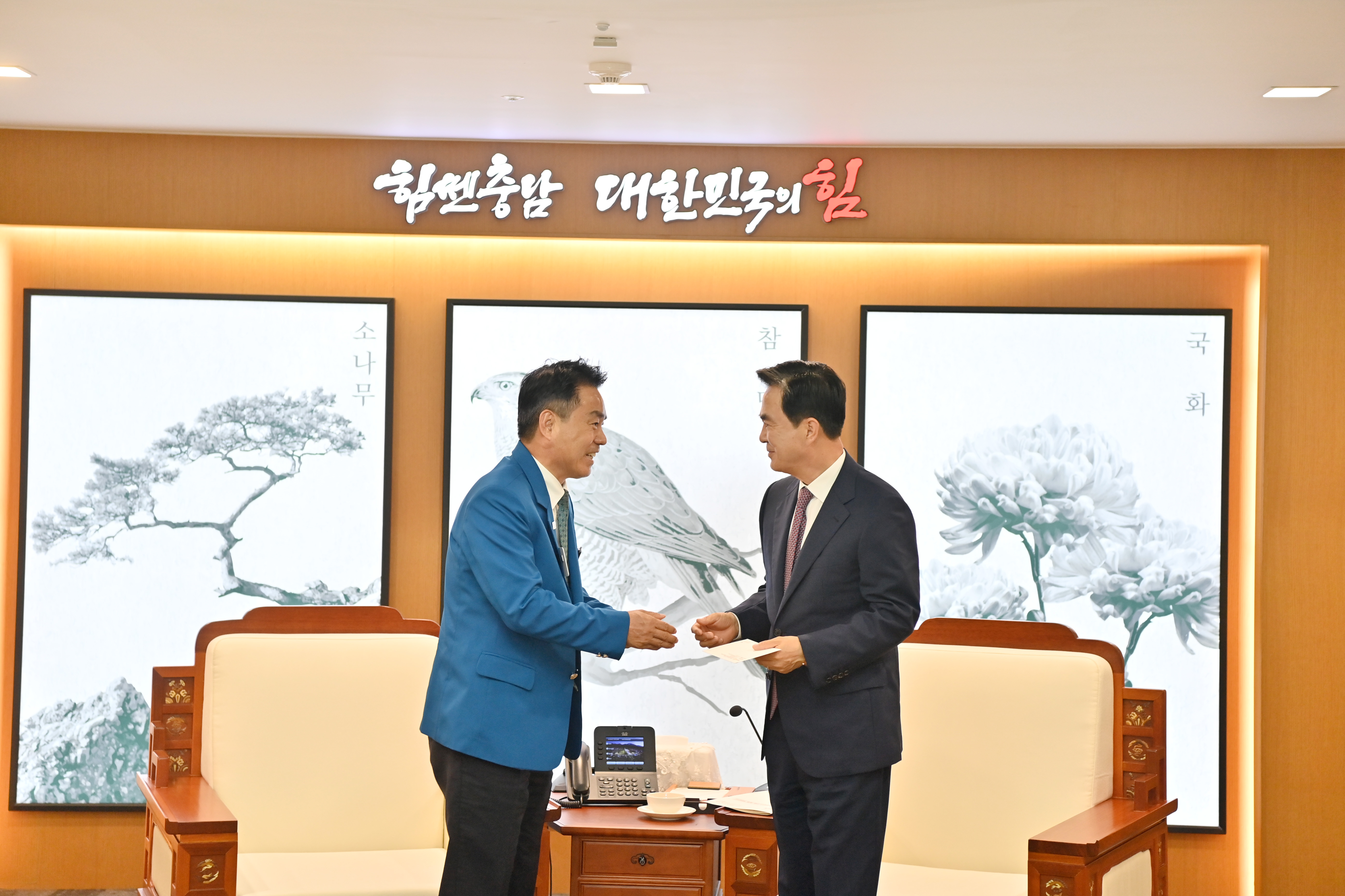김태흠 도지사는 27일 도청 외부인사접견실에서 국제로타리 3620지구 차명환 총재를 접견하고 총재 취임을 축하했다. 관련사진 8