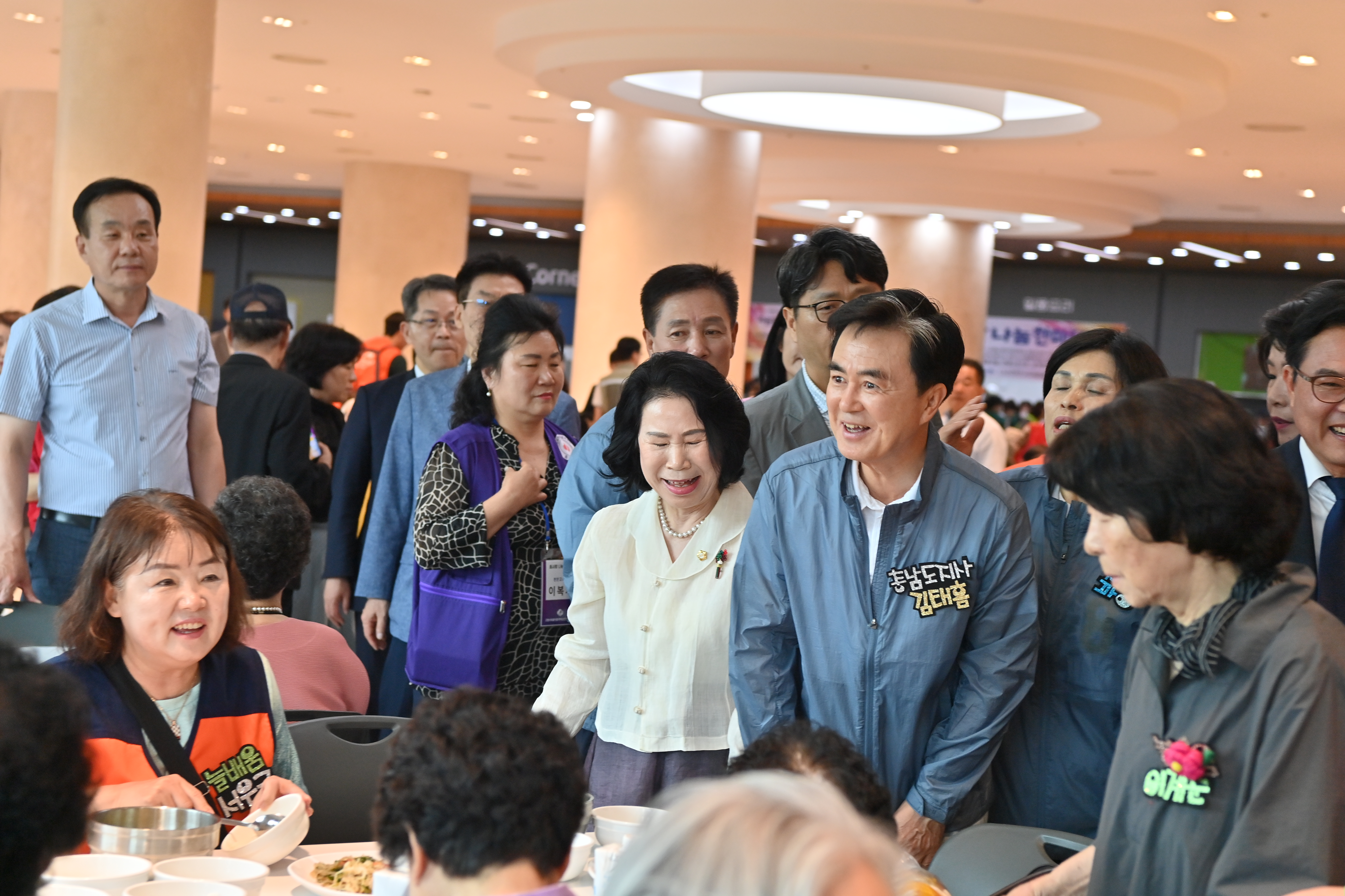 김태흠 도지사는 28일 백석대학교 백석생활관에서 어르신들의 건강한 여름나기를 기원하는 ‘효사랑 나눔 한마당’행사에 참석했다. 관련사진 10