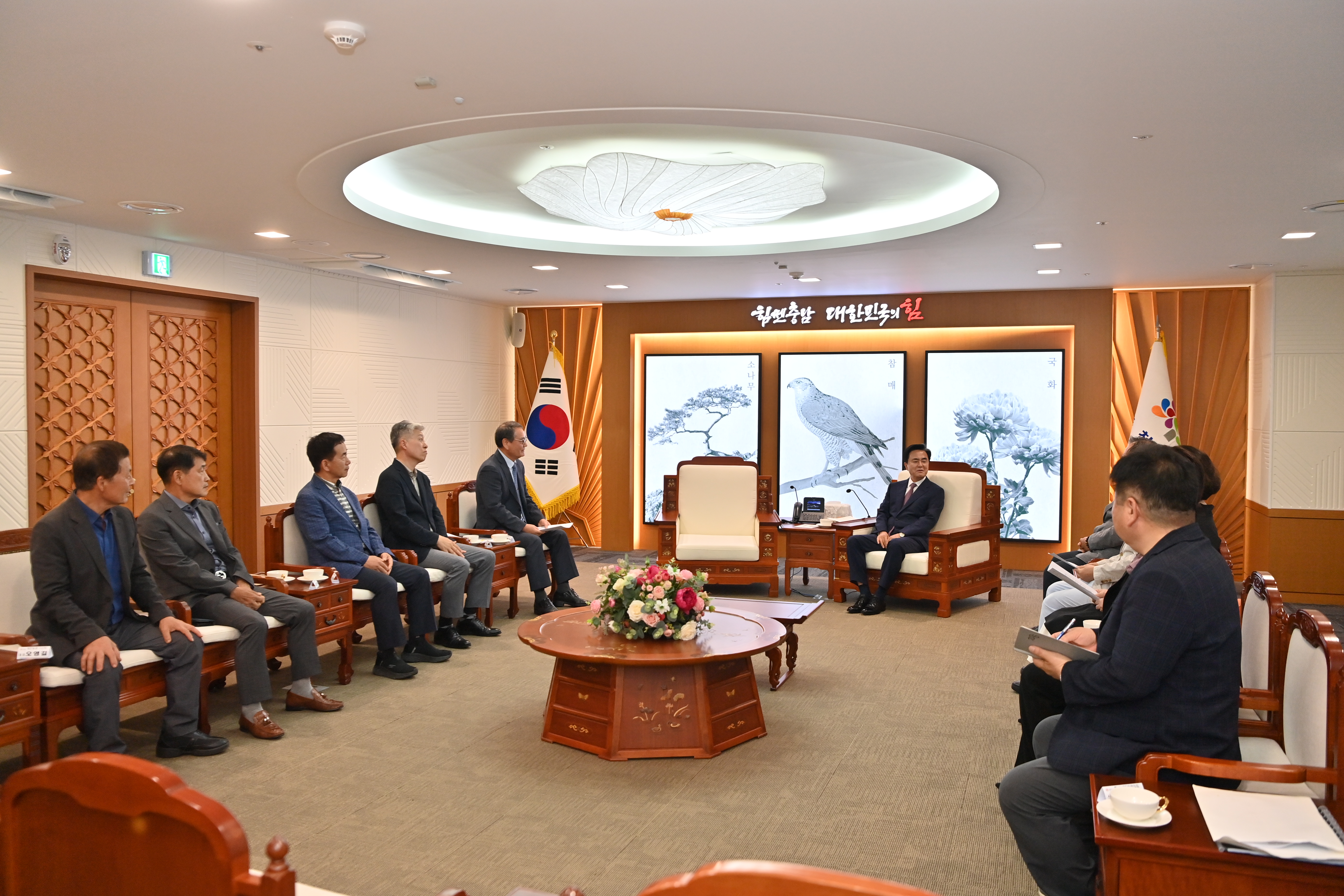 김태흠 도지사는 27일 도청 외부인사접견실에서 충남 농공단지연합회 임원들과 간담회를 주재했다. 관련사진 6