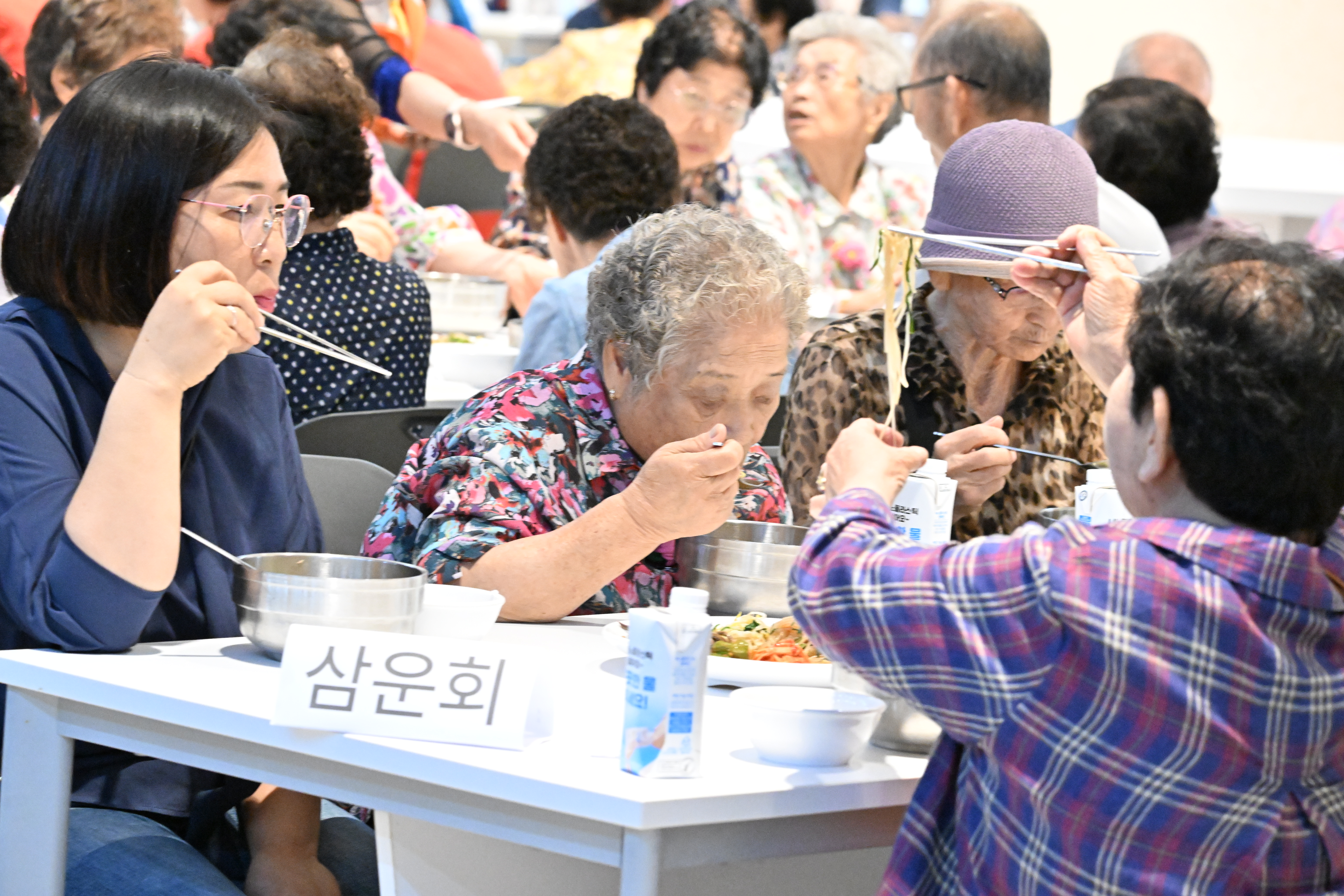김태흠 도지사는 28일 백석대학교 백석생활관에서 어르신들의 건강한 여름나기를 기원하는 ‘효사랑 나눔 한마당’행사에 참석했다. 관련사진 3