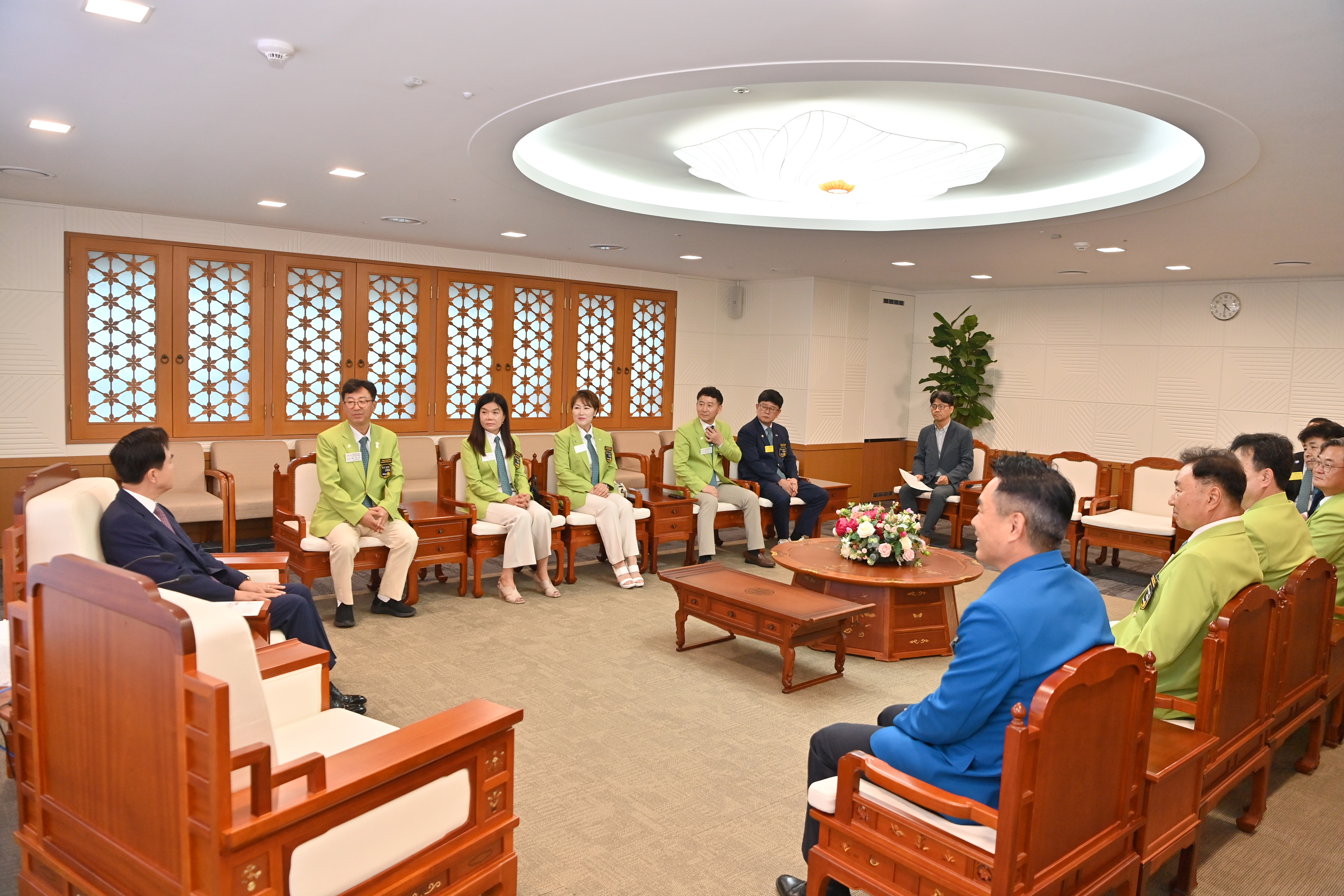 김태흠 도지사는 27일 도청 외부인사접견실에서 국제로타리 3620지구 차명환 총재를 접견하고 총재 취임을 축하했다. 관련사진 5