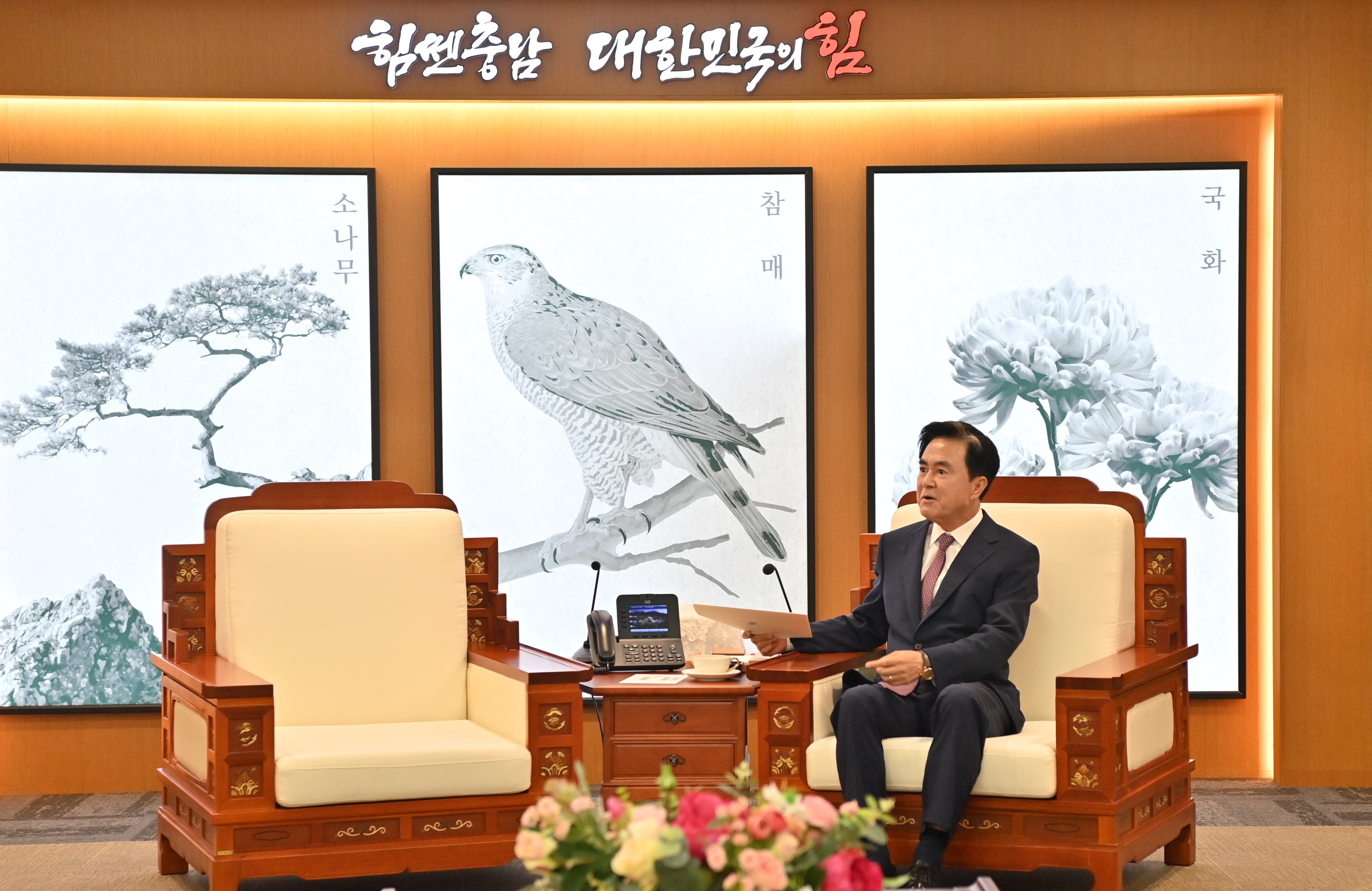 김태흠 도지사는 27일 도청 외부인사접견실에서 충남 농공단지연합회 임원들과 간담회를 주재했다. 관련사진 5