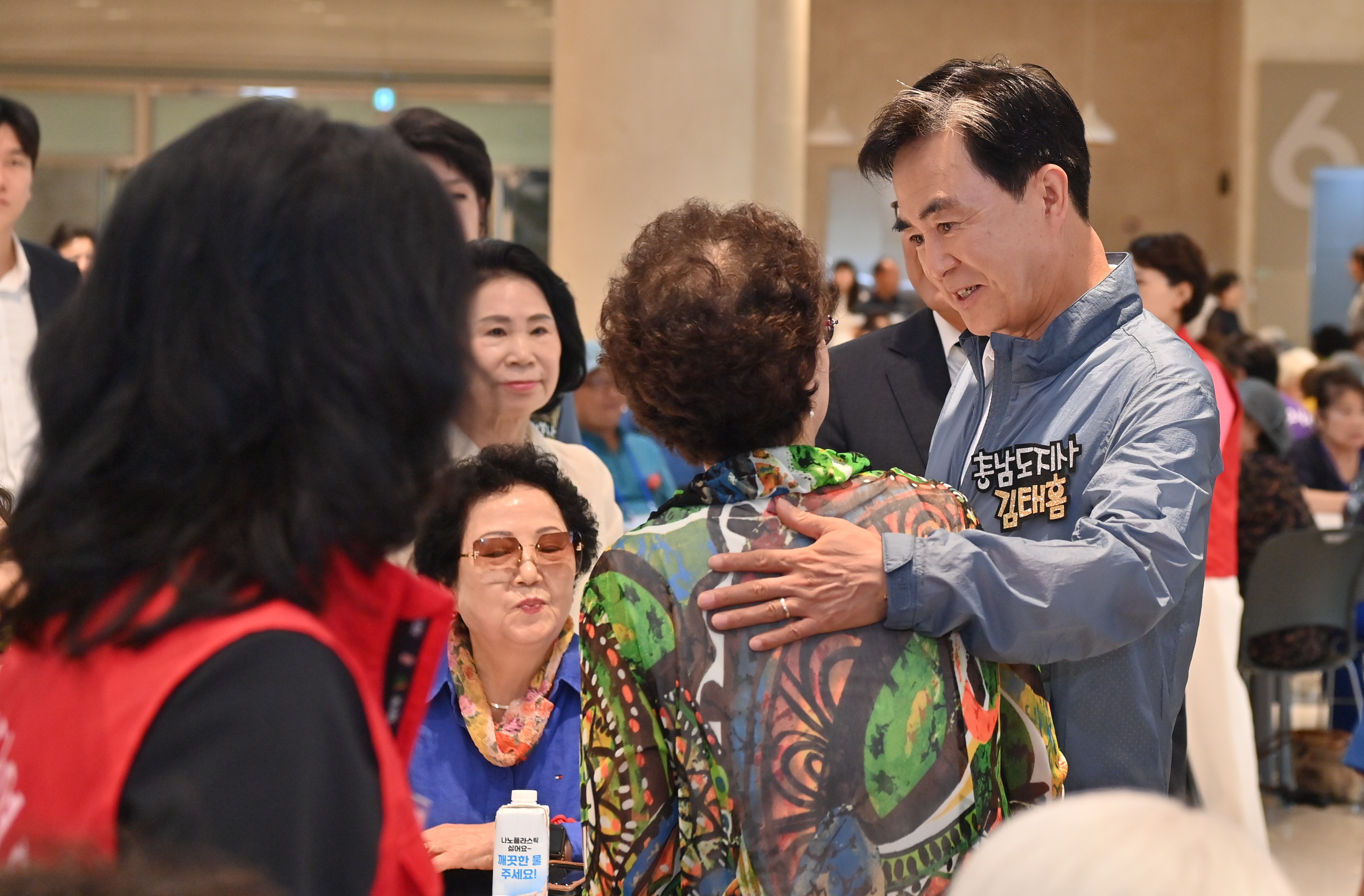 김태흠 도지사는 28일 백석대학교 백석생활관에서 어르신들의 건강한 여름나기를 기원하는 ‘효사랑 나눔 한마당’행사에 참석했다. 관련사진 2