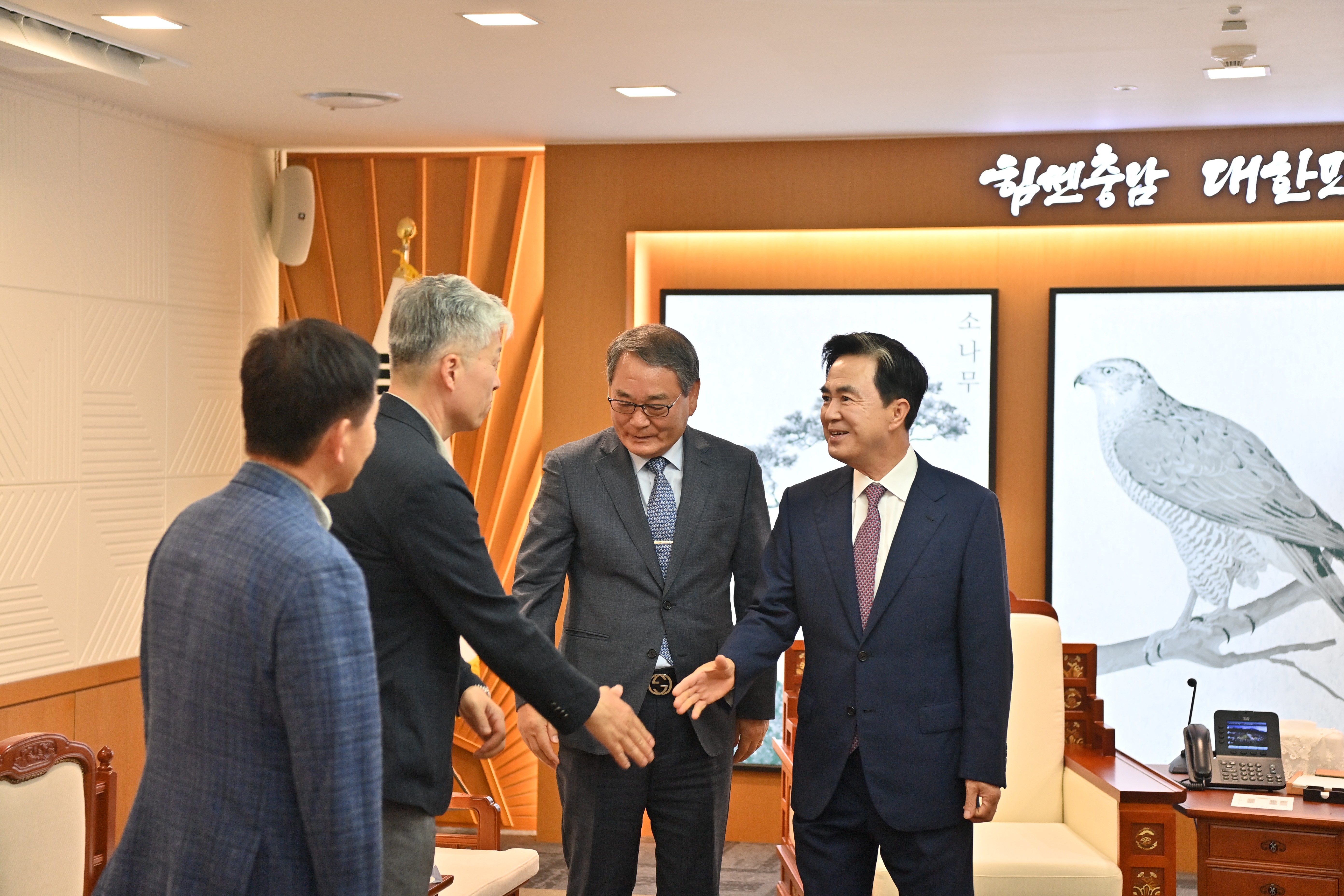 김태흠 도지사는 27일 도청 외부인사접견실에서 충남 농공단지연합회 임원들과 간담회를 주재했다. 관련사진 2