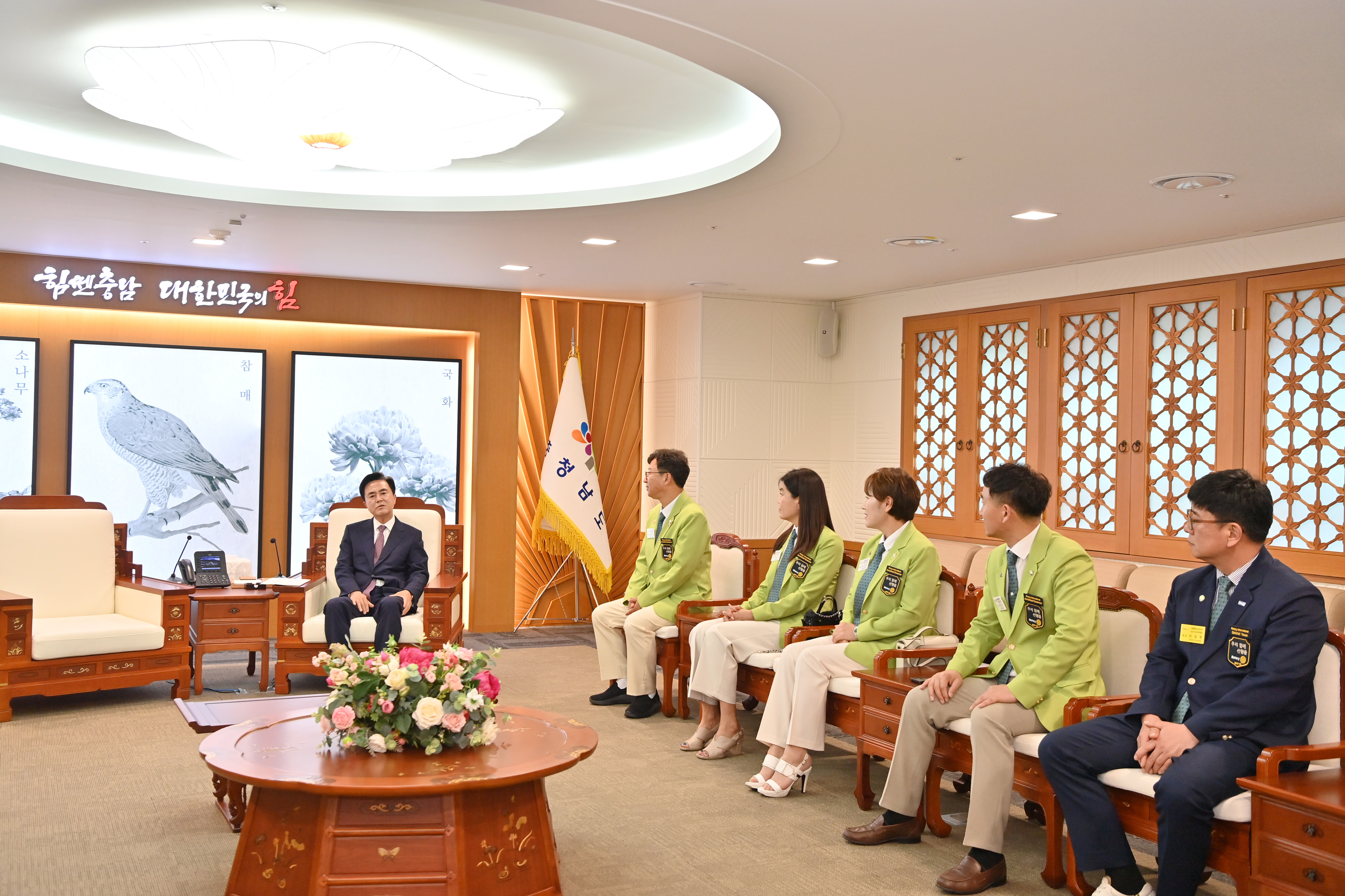 김태흠 도지사는 27일 도청 외부인사접견실에서 국제로타리 3620지구 차명환 총재를 접견하고 총재 취임을 축하했다. 관련사진 6