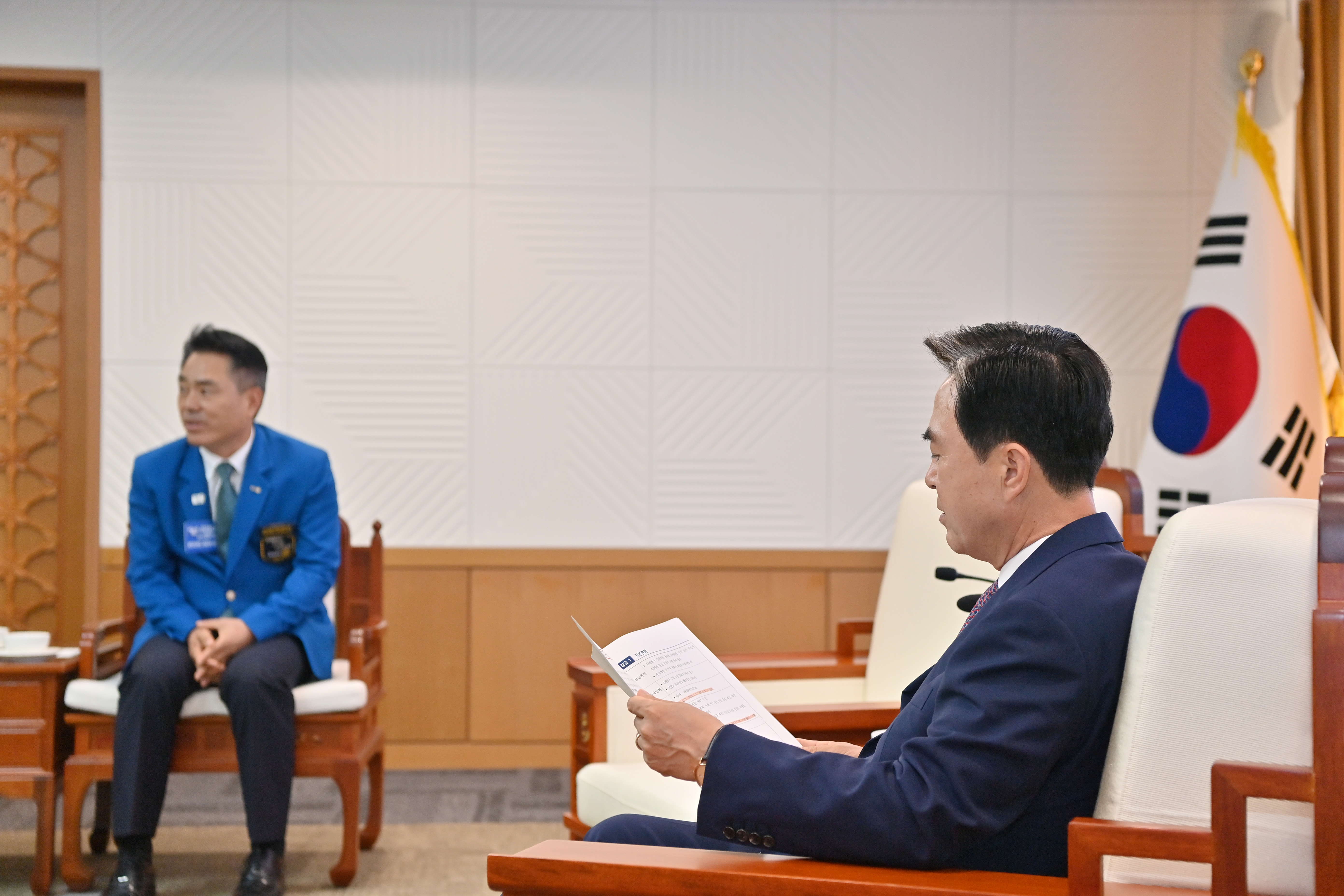 김태흠 도지사는 27일 도청 외부인사접견실에서 국제로타리 3620지구 차명환 총재를 접견하고 총재 취임을 축하했다. 관련사진 7