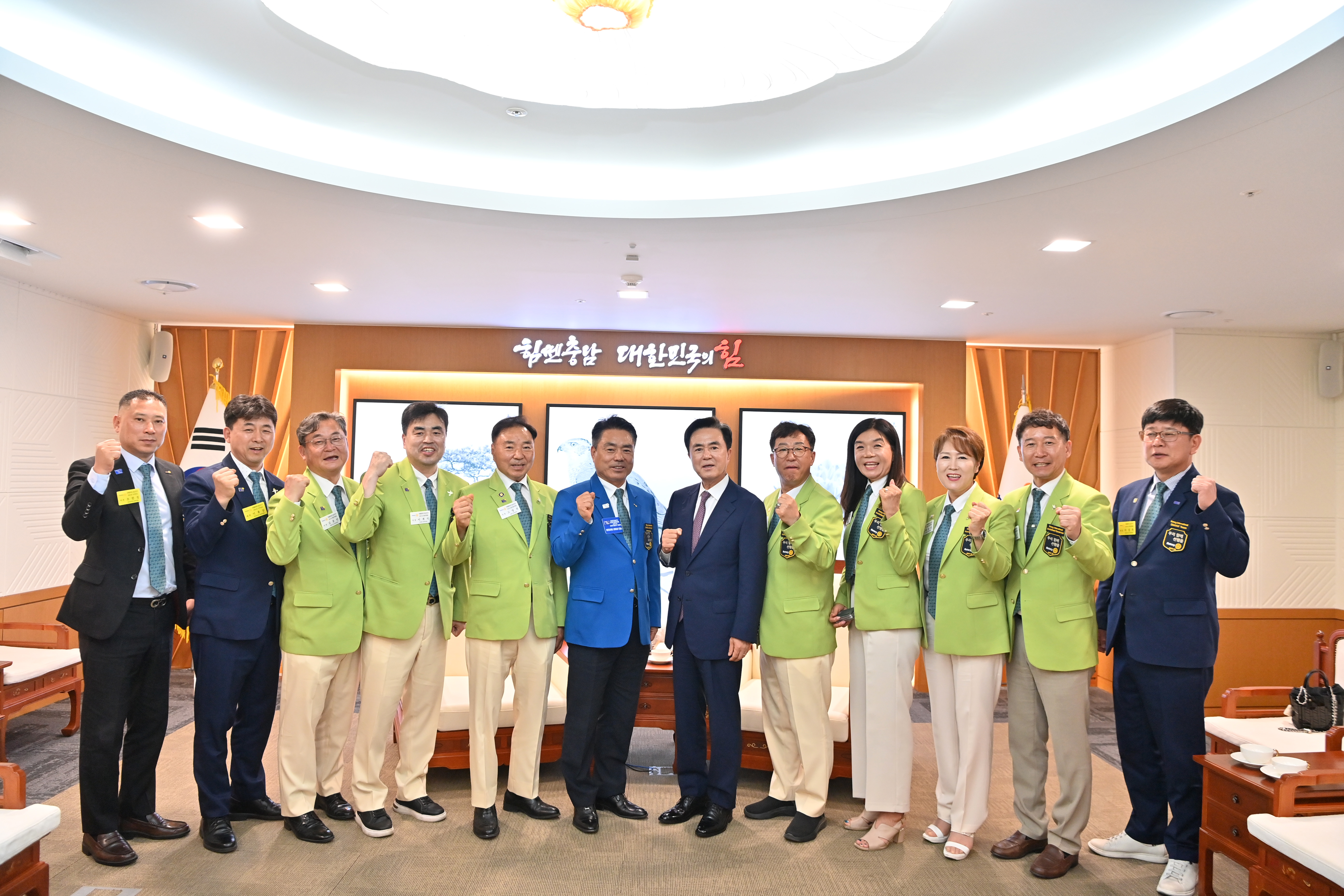 김태흠 도지사는 27일 도청 외부인사접견실에서 국제로타리 3620지구 차명환 총재를 접견하고 총재 취임을 축하했다. 관련사진 2