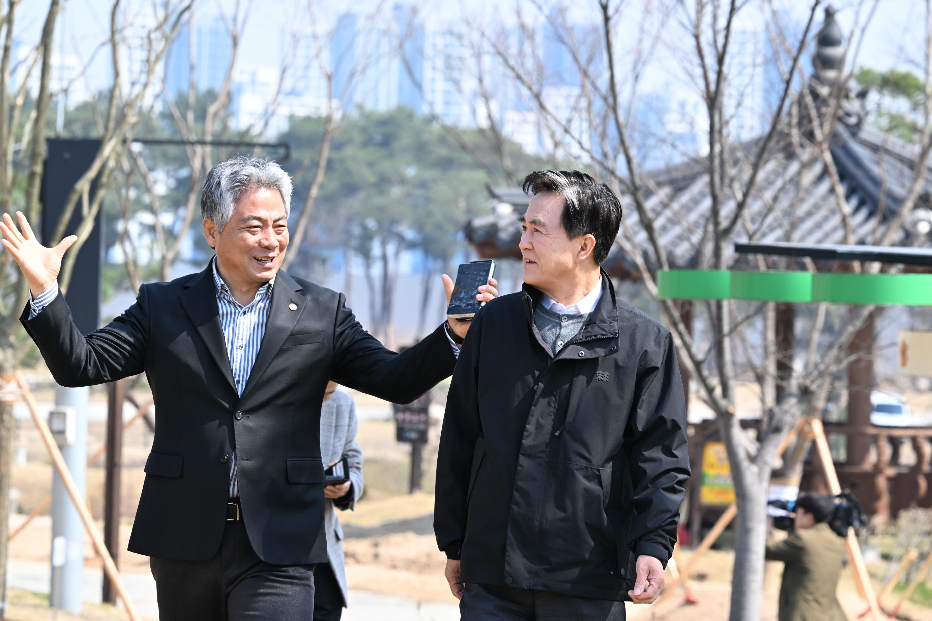 김태흠 도지사는 3일 홍예공원에서 열린 '도민참여숲 헌수 기부 및 식재행사'에 참석했다.