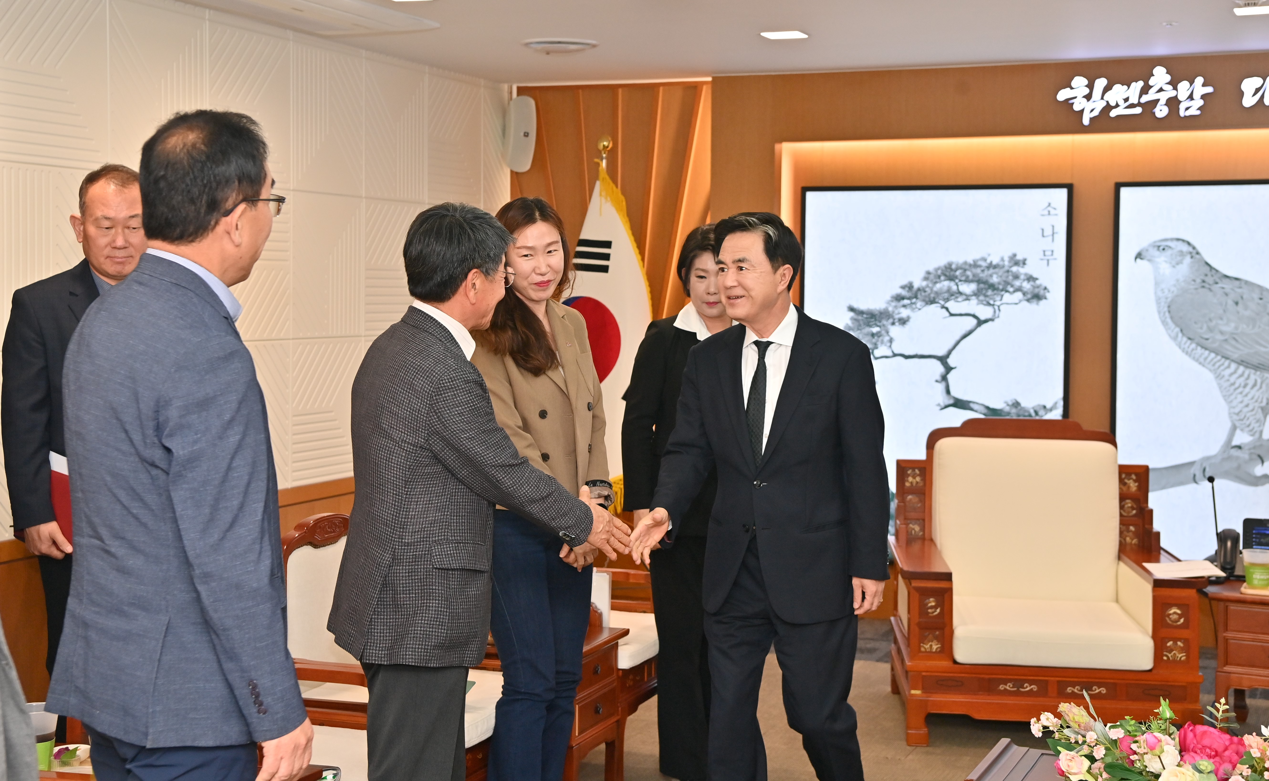 김태흠 도지사는 28일 도청 외부인사접견실에서 도-시군 자원봉사센터장들을 접견하고 환담했다. 관련사진 2