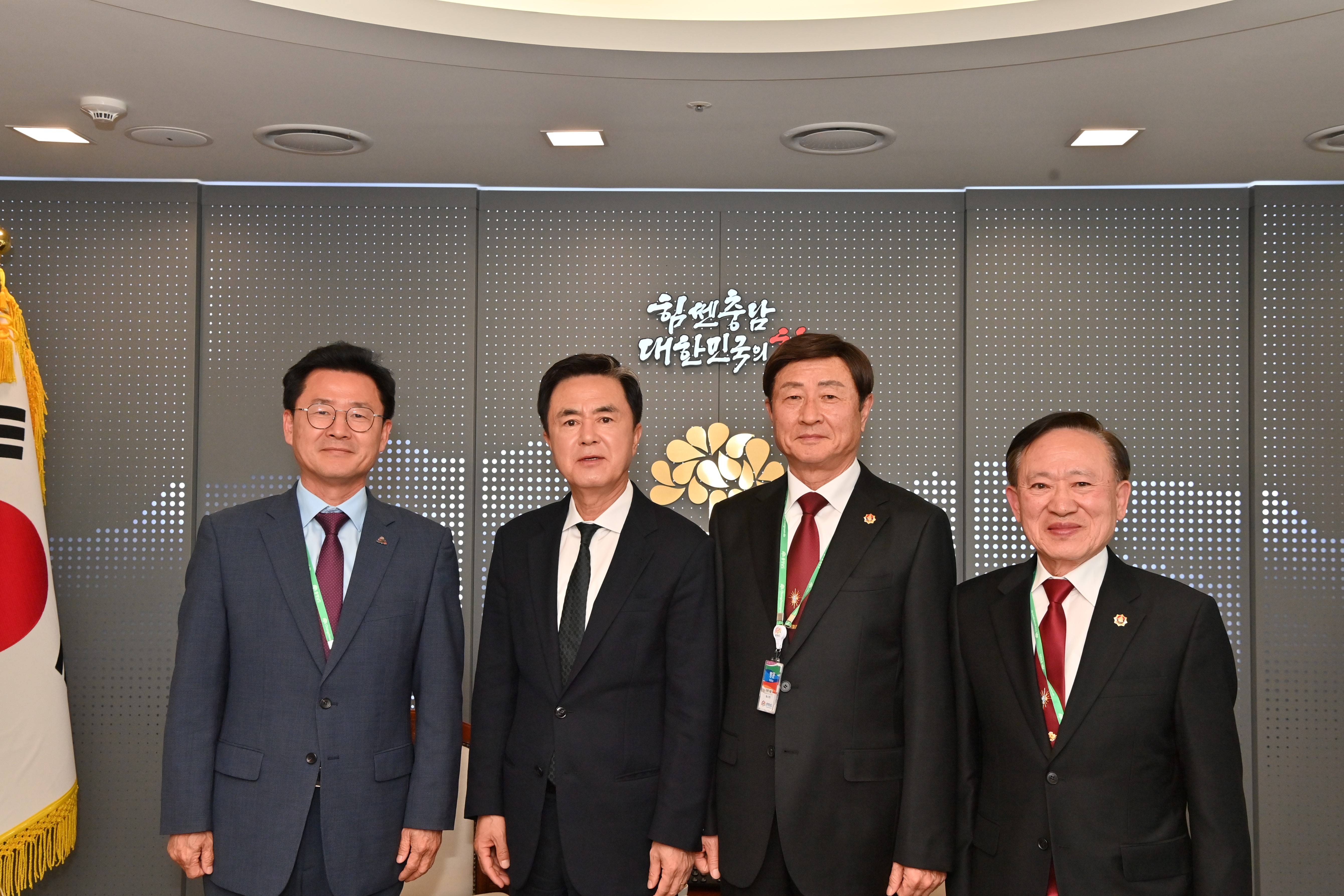 김태흠 도지사는 28일 도청 접견실에서 충남 무공수훈장회장을 접견하고 환담했다. 관련사진 5