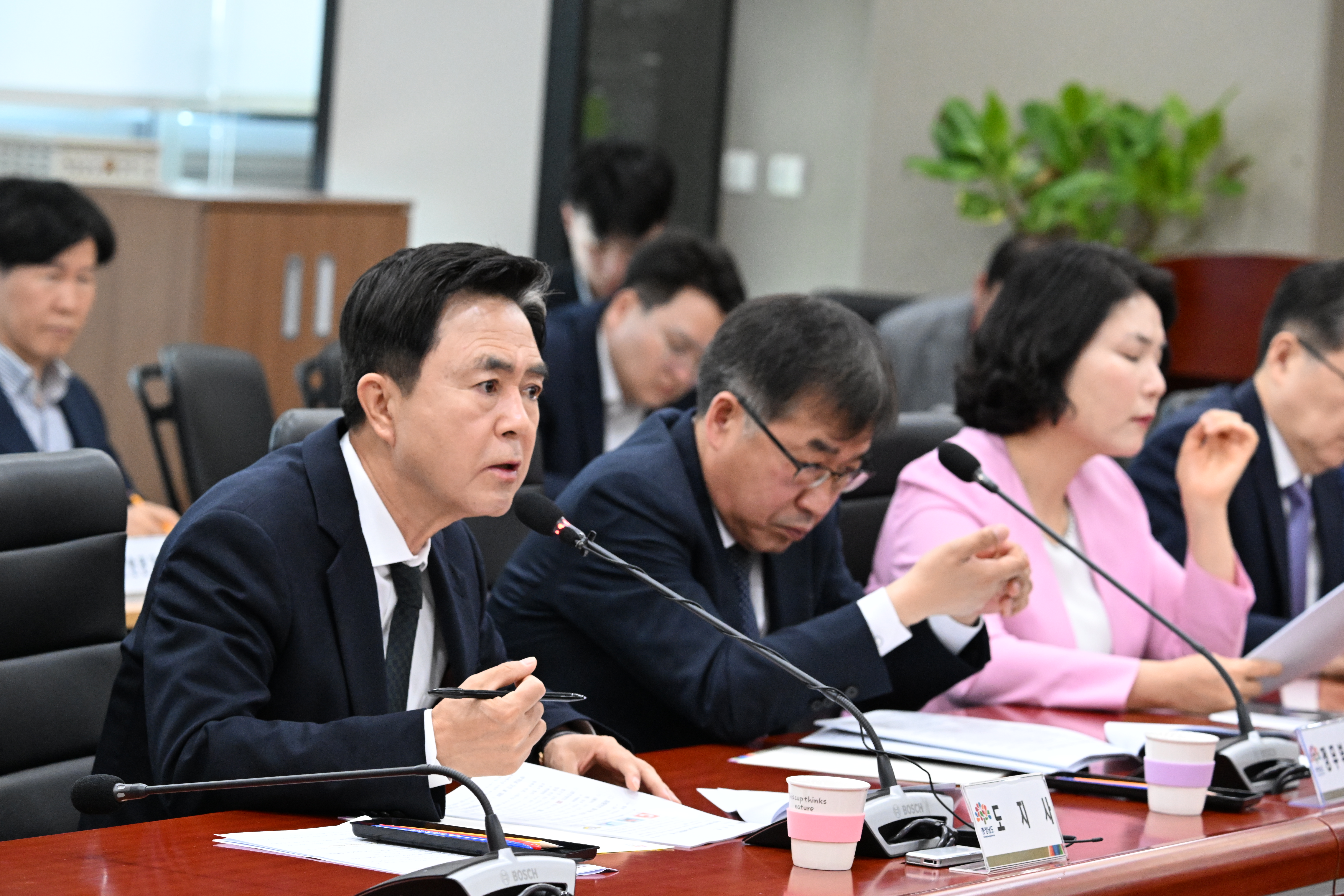 김태흠 도지사는 28일 도청 중회의실에서 열린 ‘제76차 실국원장회의’를 주재했다. 관련사진 9