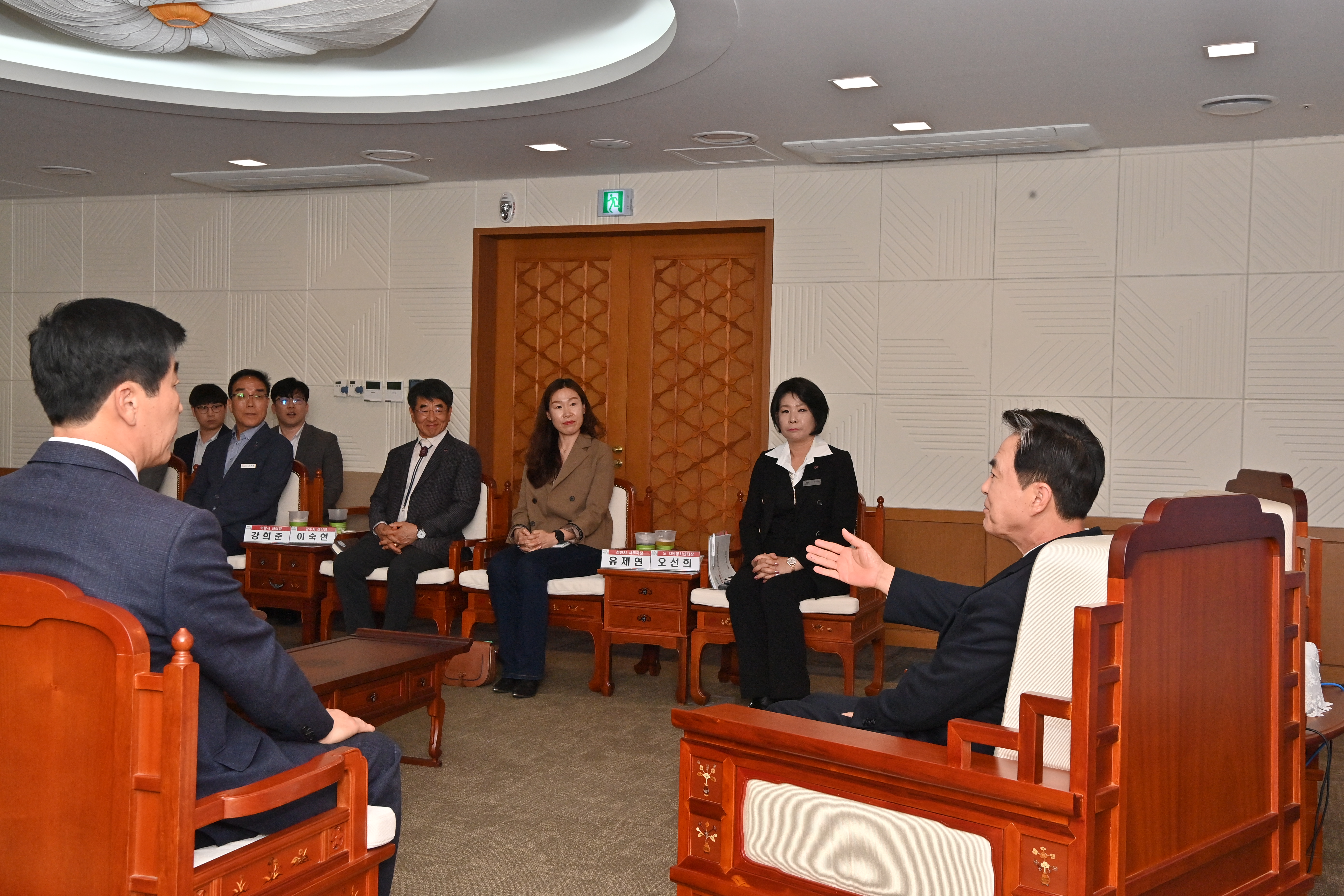김태흠 도지사는 28일 도청 외부인사접견실에서 도-시군 자원봉사센터장들을 접견하고 환담했다. 관련사진 6