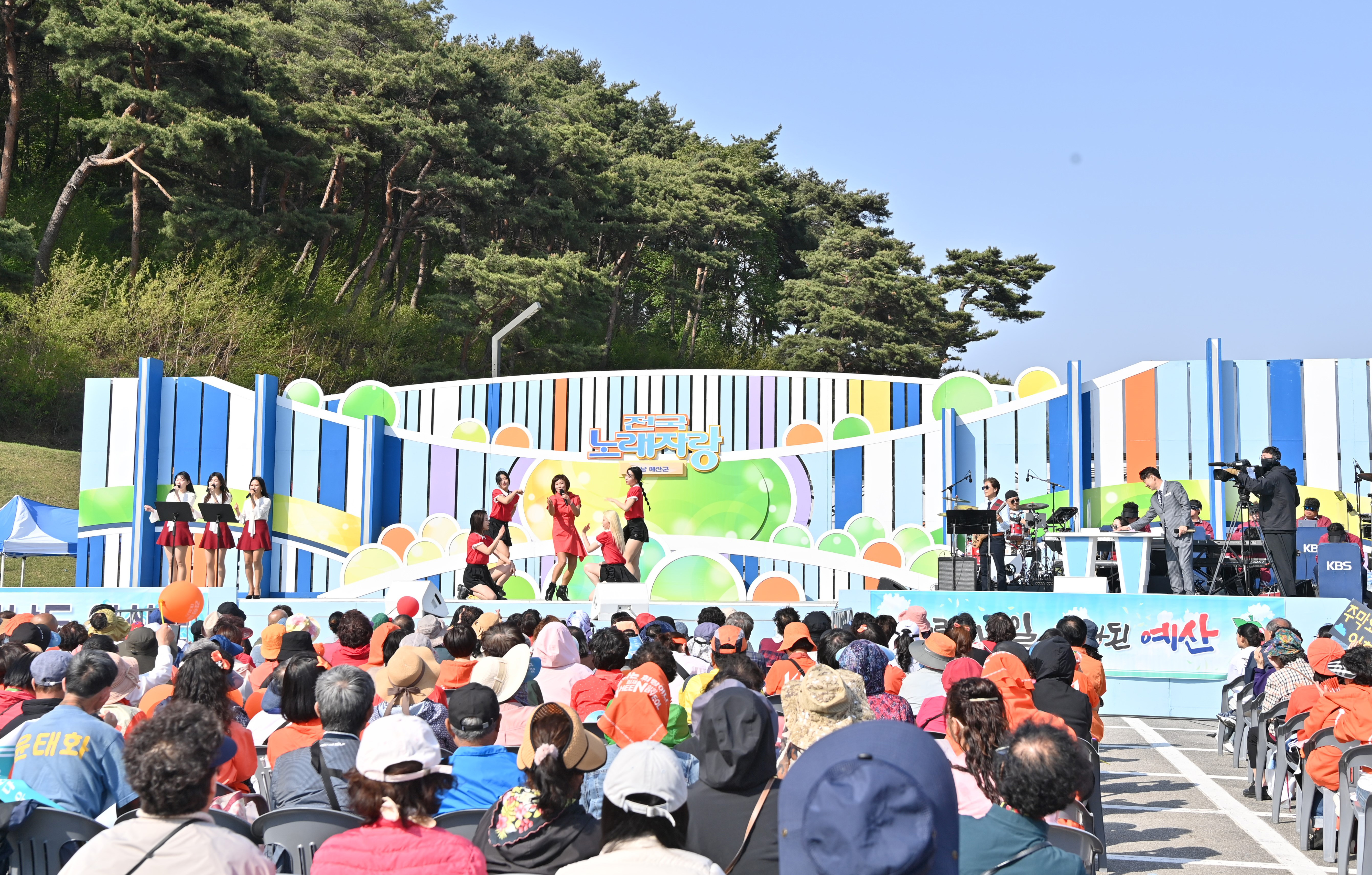김태흠 도지사는 26일 예산군 충의사 주차장 특설무대에서 열린 전국노래자랑 예산군편 녹화에 참석해 관람했다. 관련사진 4
