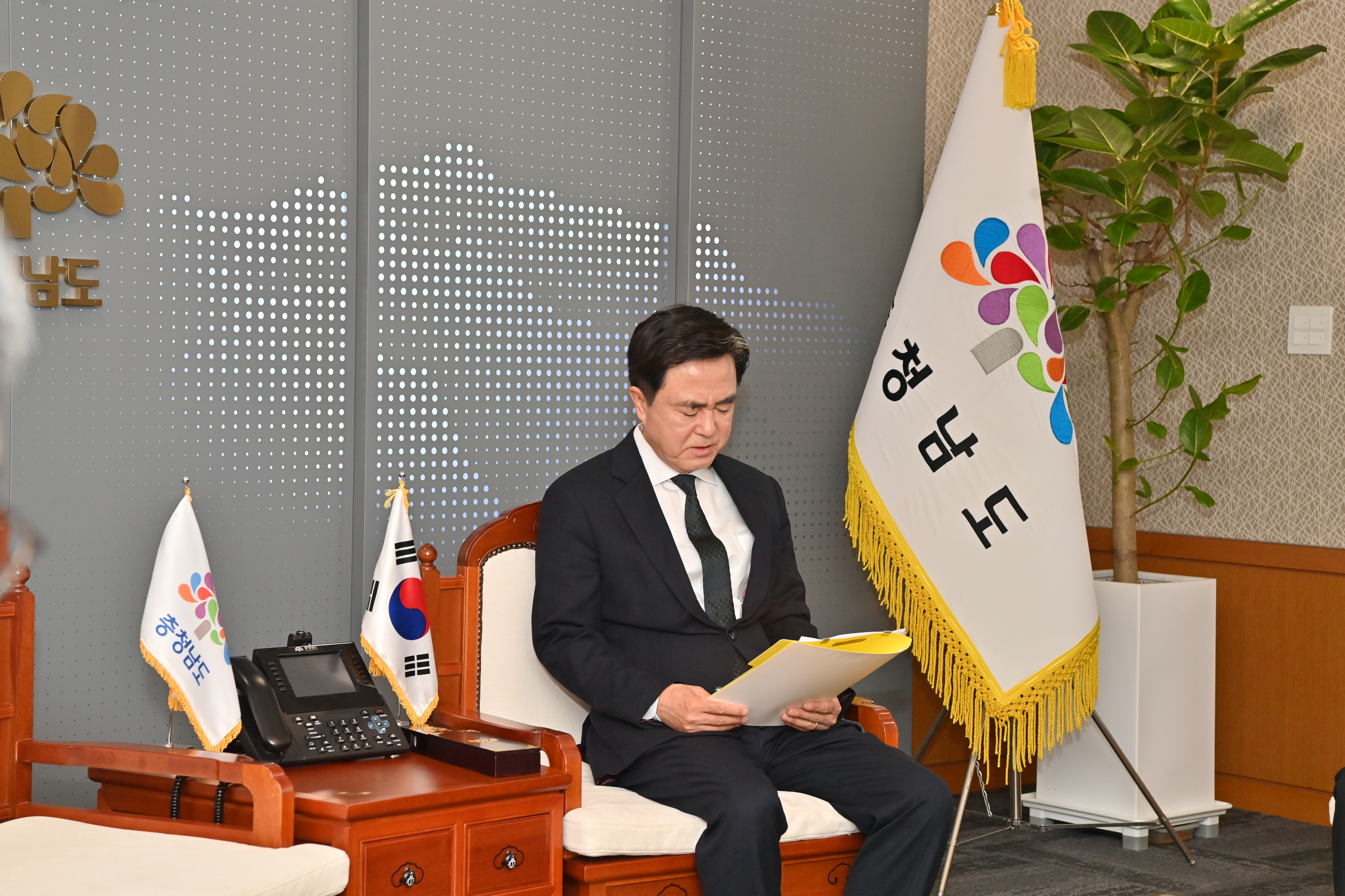 김태흠 도지사는 28일 도청 접견실에서 충남 무공수훈장회장을 접견하고 환담했다. 관련사진 2