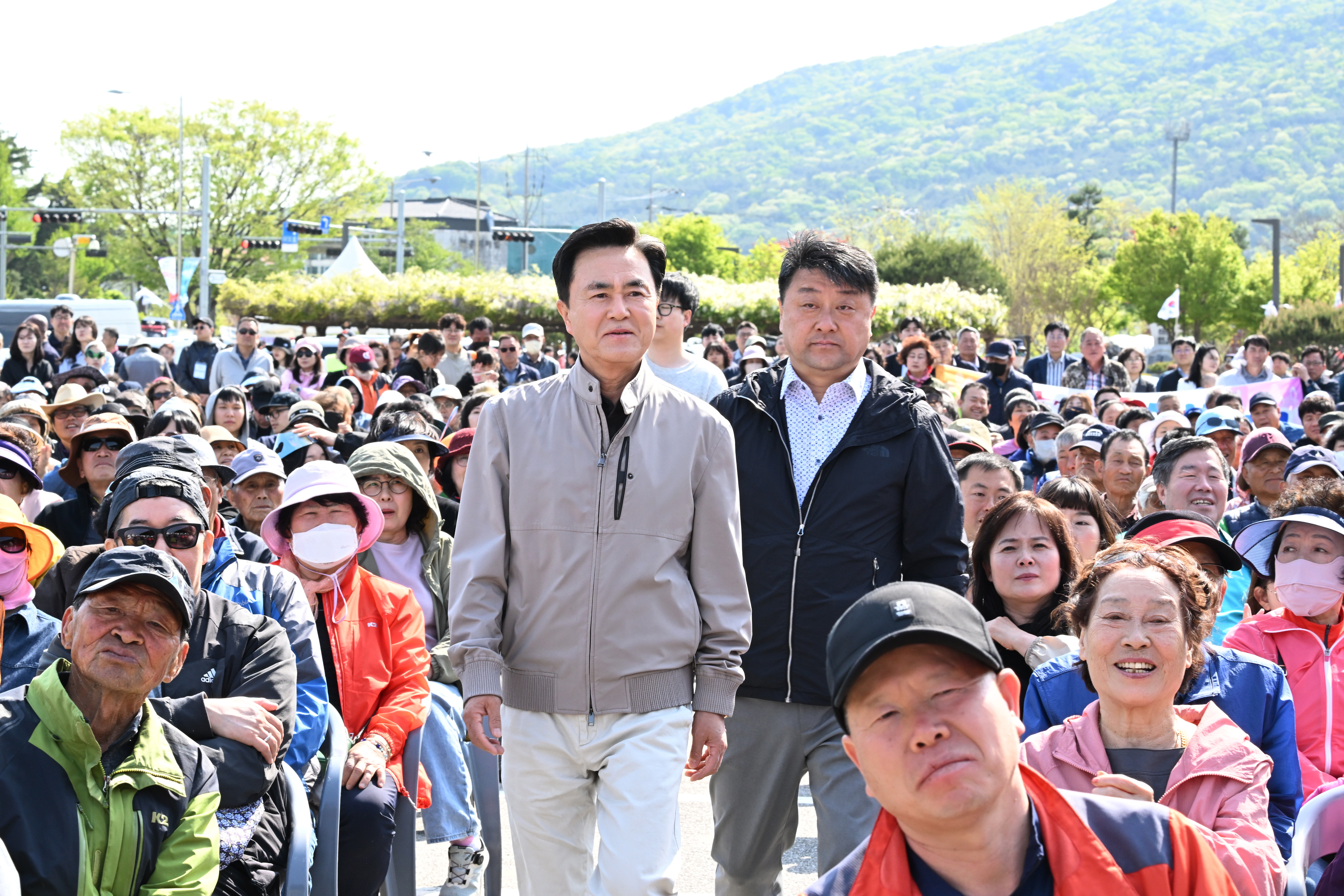 김태흠 도지사는 26일 예산군 충의사 주차장 특설무대에서 열린 전국노래자랑 예산군편 녹화에 참석해 관람했다. 관련사진 9