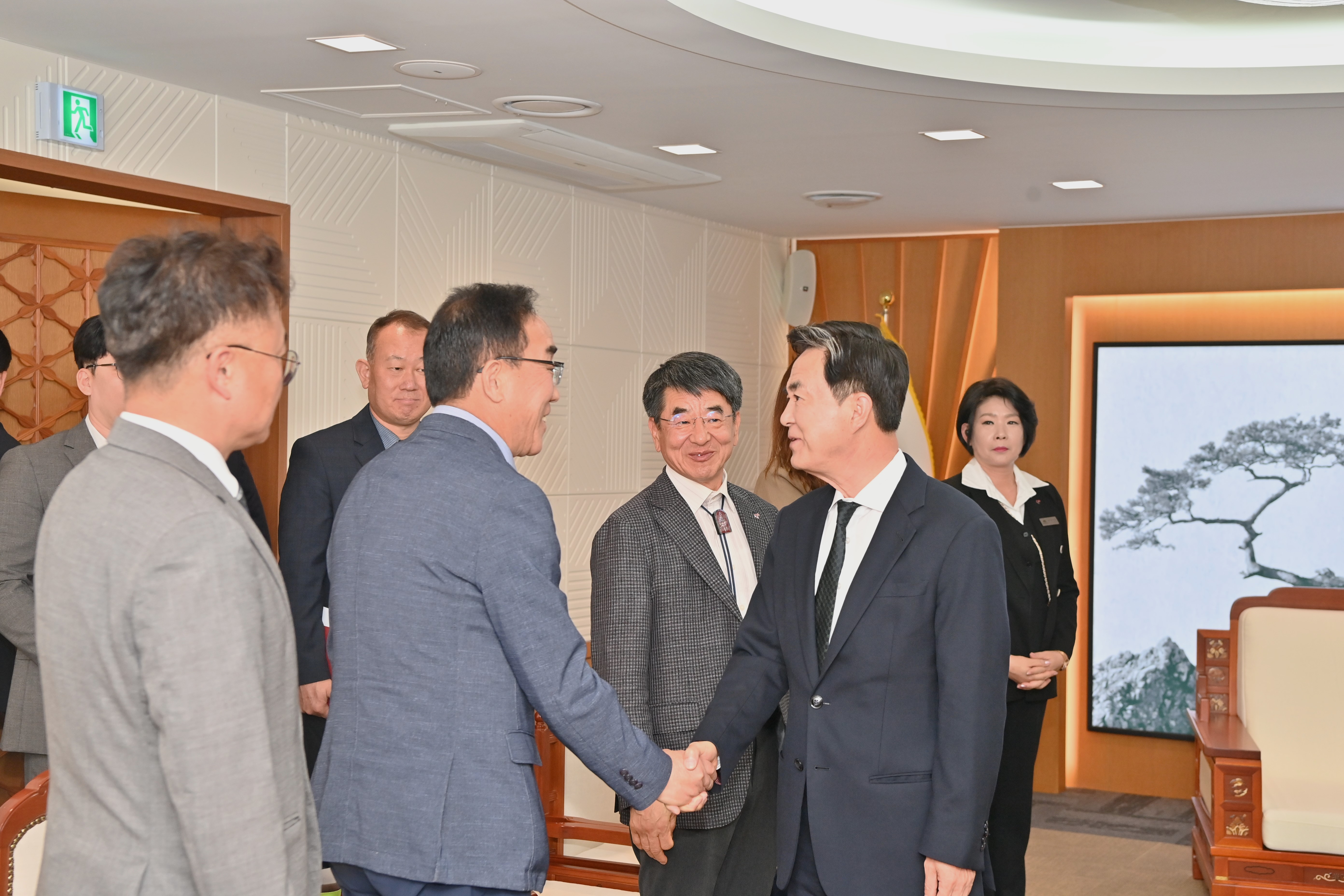김태흠 도지사는 28일 도청 외부인사접견실에서 도-시군 자원봉사센터장들을 접견하고 환담했다. 관련사진 3