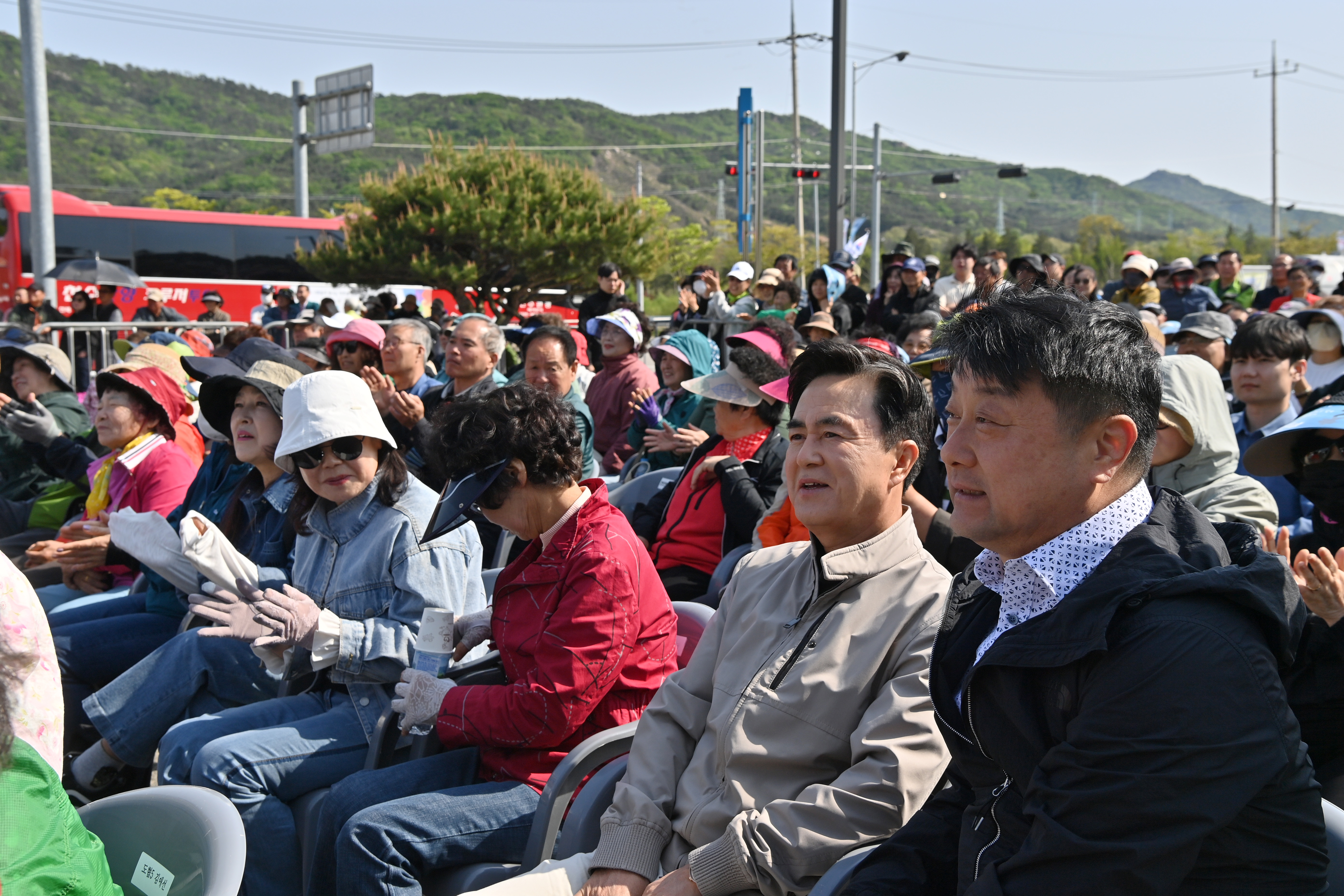 김태흠 도지사는 26일 예산군 충의사 주차장 특설무대에서 열린 전국노래자랑 예산군편 녹화에 참석해 관람했다. 관련사진 3