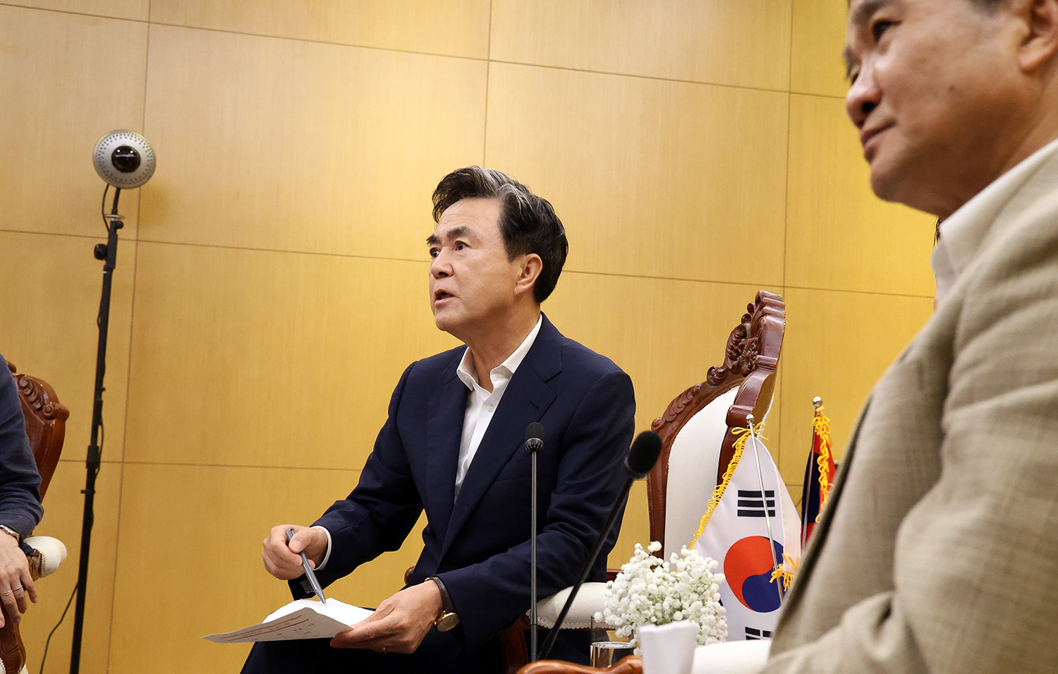 김태흠 도지사는 19일 라오스 크라운 플라자 비엔티안 호텔에서 썬타누 탐마봉 보리캄사이주 주지사를 접견했다. 관련사진 6