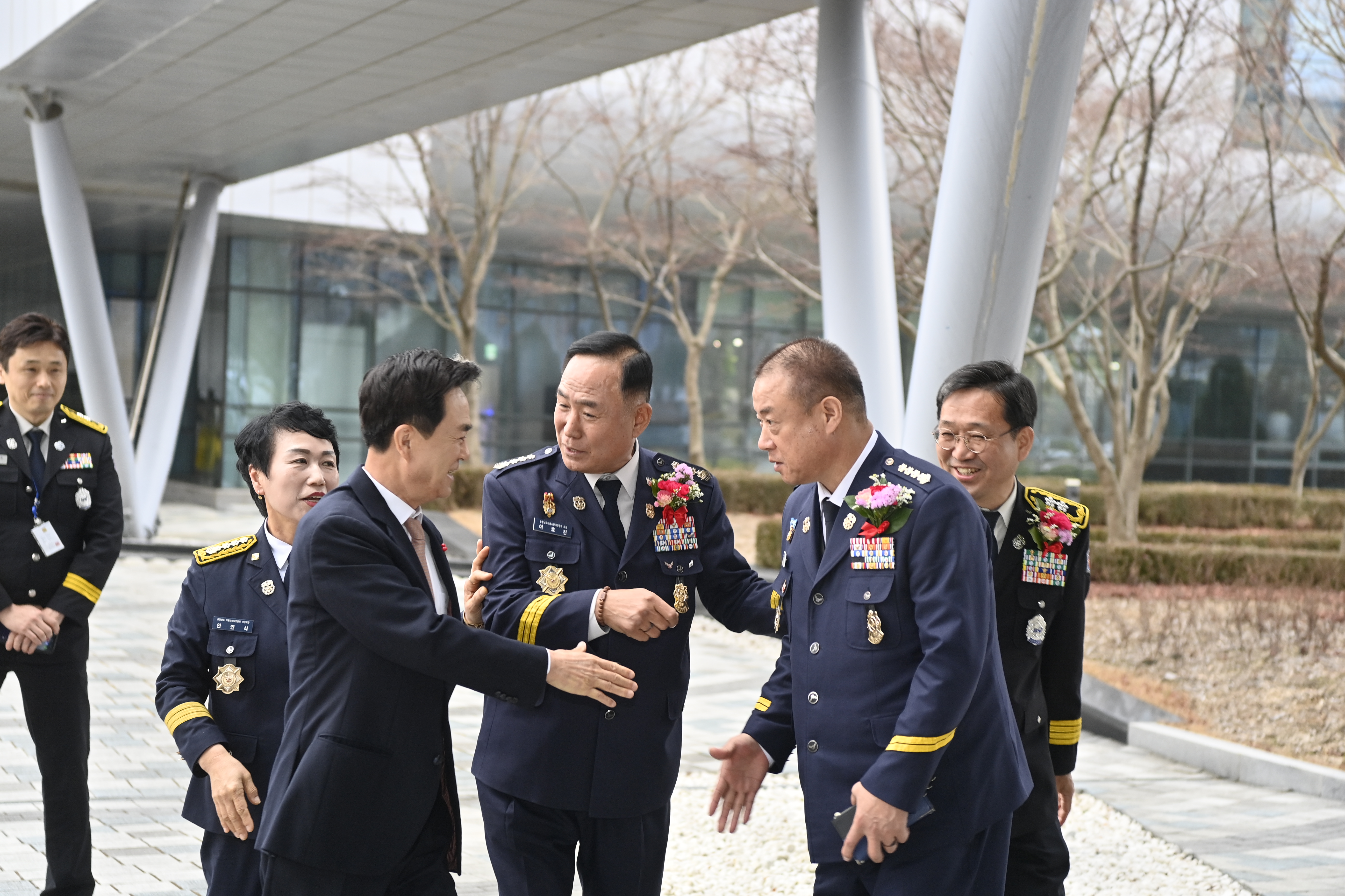 김태흠 도지사는 23일 도청 문예회관에서 열린 '2025년 의용소방대 성과보고 및 임명장 수여식'에 참석했다. 관련사진 3