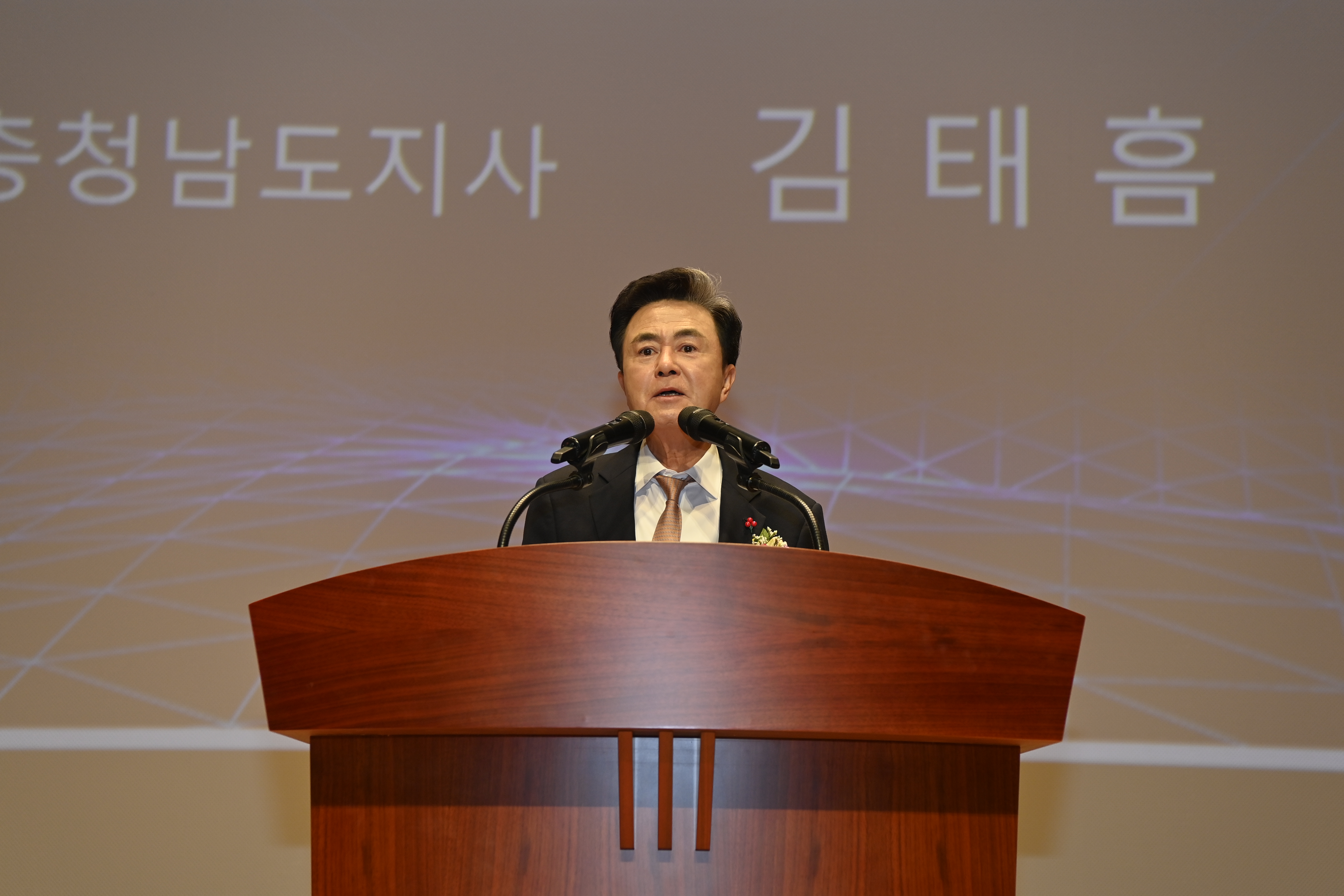 김태흠 도지사는 23일 도청 문예회관에서 열린 '2025년 의용소방대 성과보고 및 임명장 수여식'에 참석했다. 관련사진 5