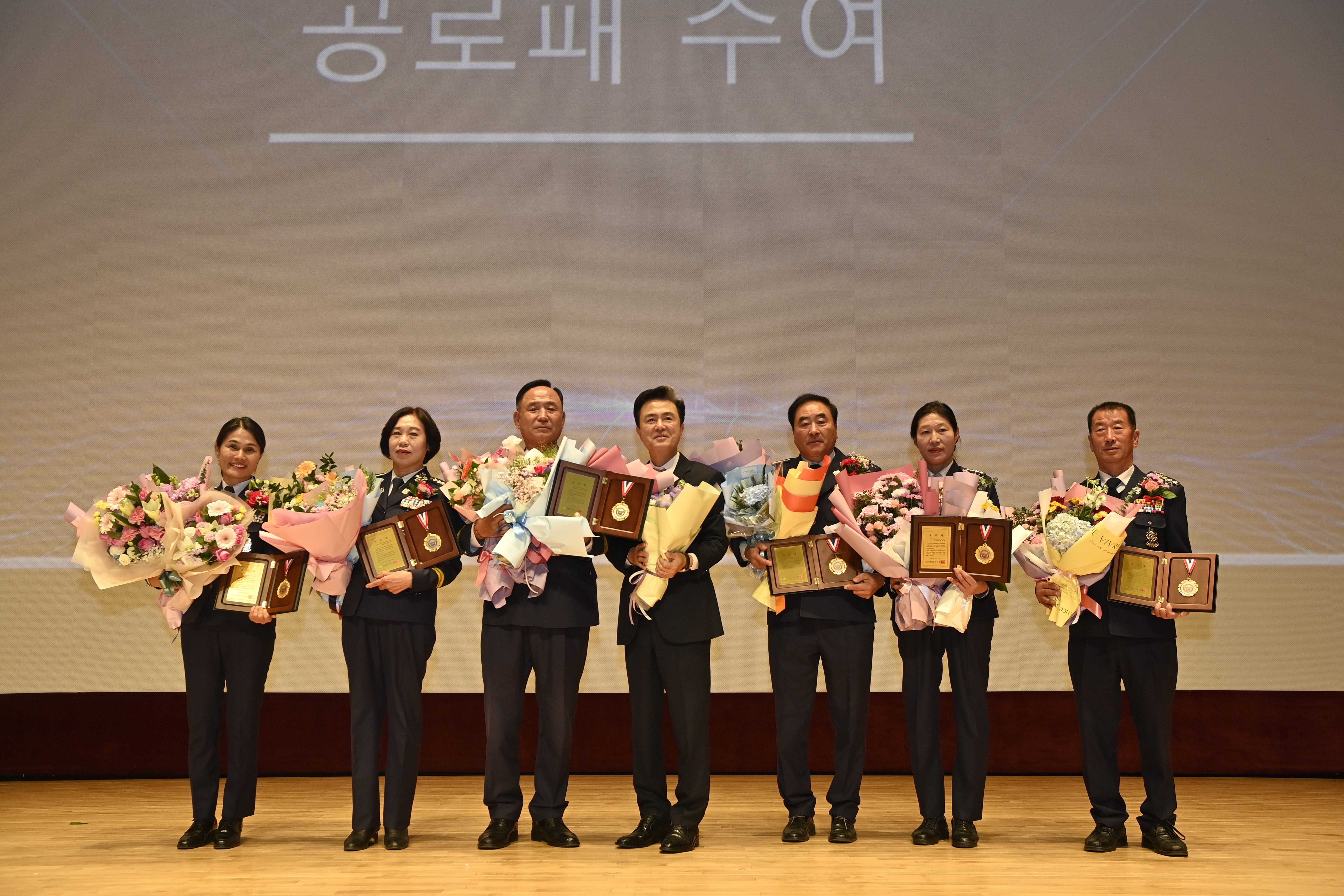 김태흠 도지사는 23일 도청 문예회관에서 열린 '2025년 의용소방대 성과보고 및 임명장 수여식'에 참석했다. 관련사진 7