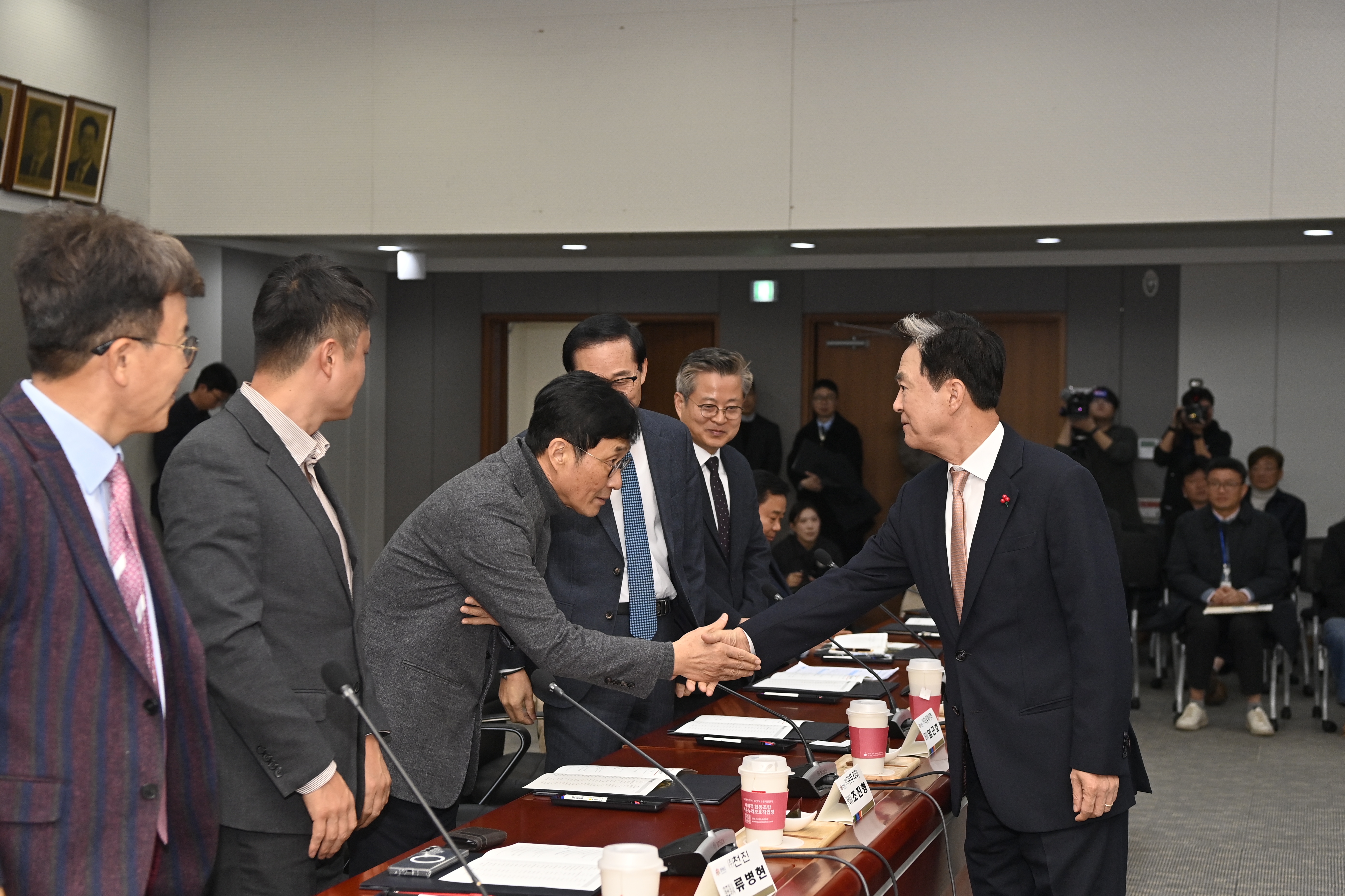 김태흠 도지사는 23일 도청 대회의실에서 열린 &lsquo;국내기업 합동 투자 협약식&rsquo;에 참석했다. 관련사진 3