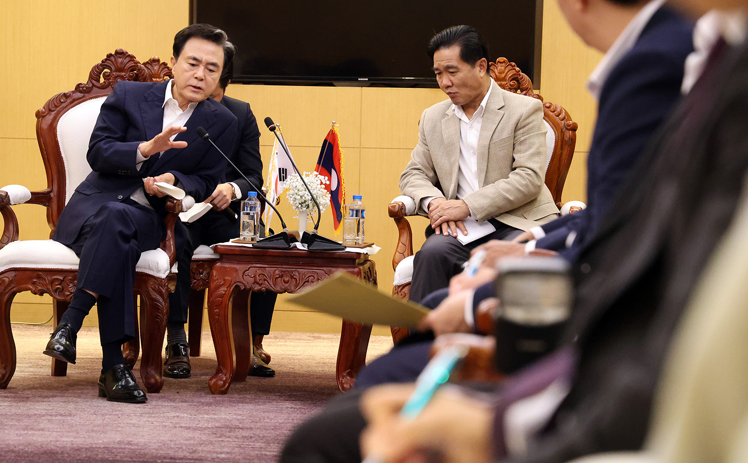 김태흠 도지사는 19일 라오스 크라운 플라자 비엔티안 호텔에서 썬타누 탐마봉 보리캄사이주 주지사를 접견했다. 관련사진 5