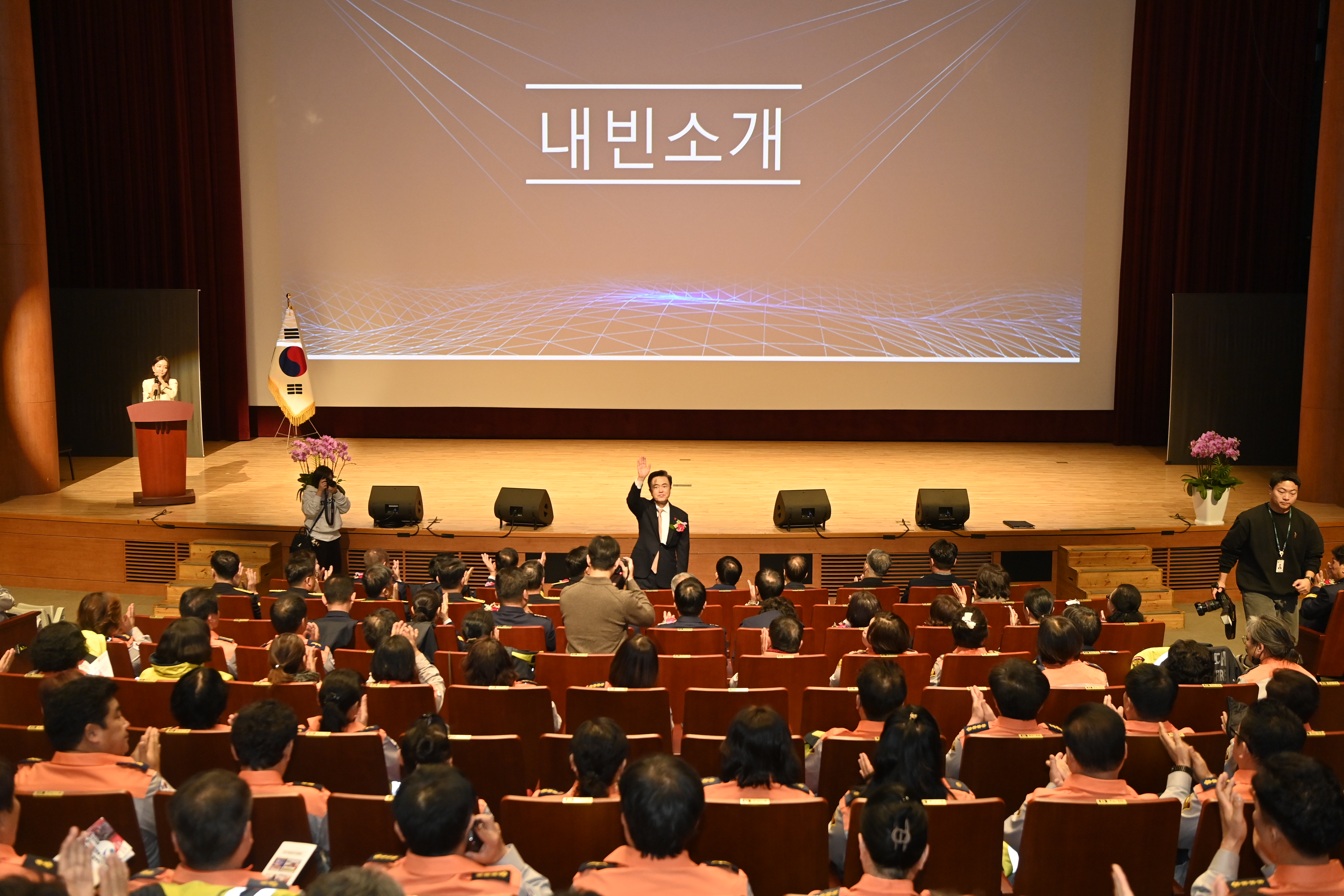 김태흠 도지사는 23일 도청 문예회관에서 열린 '2025년 의용소방대 성과보고 및 임명장 수여식'에 참석했다. 관련사진 4