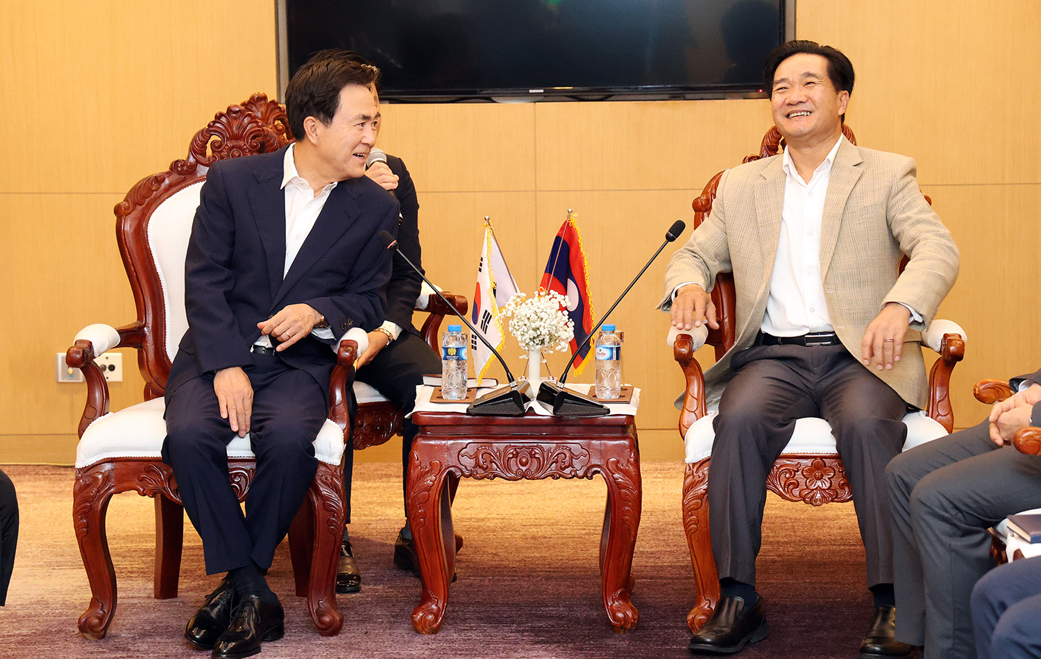 김태흠 도지사는 19일 라오스 크라운 플라자 비엔티안 호텔에서 썬타누 탐마봉 보리캄사이주 주지사를 접견했다. 관련사진 2
