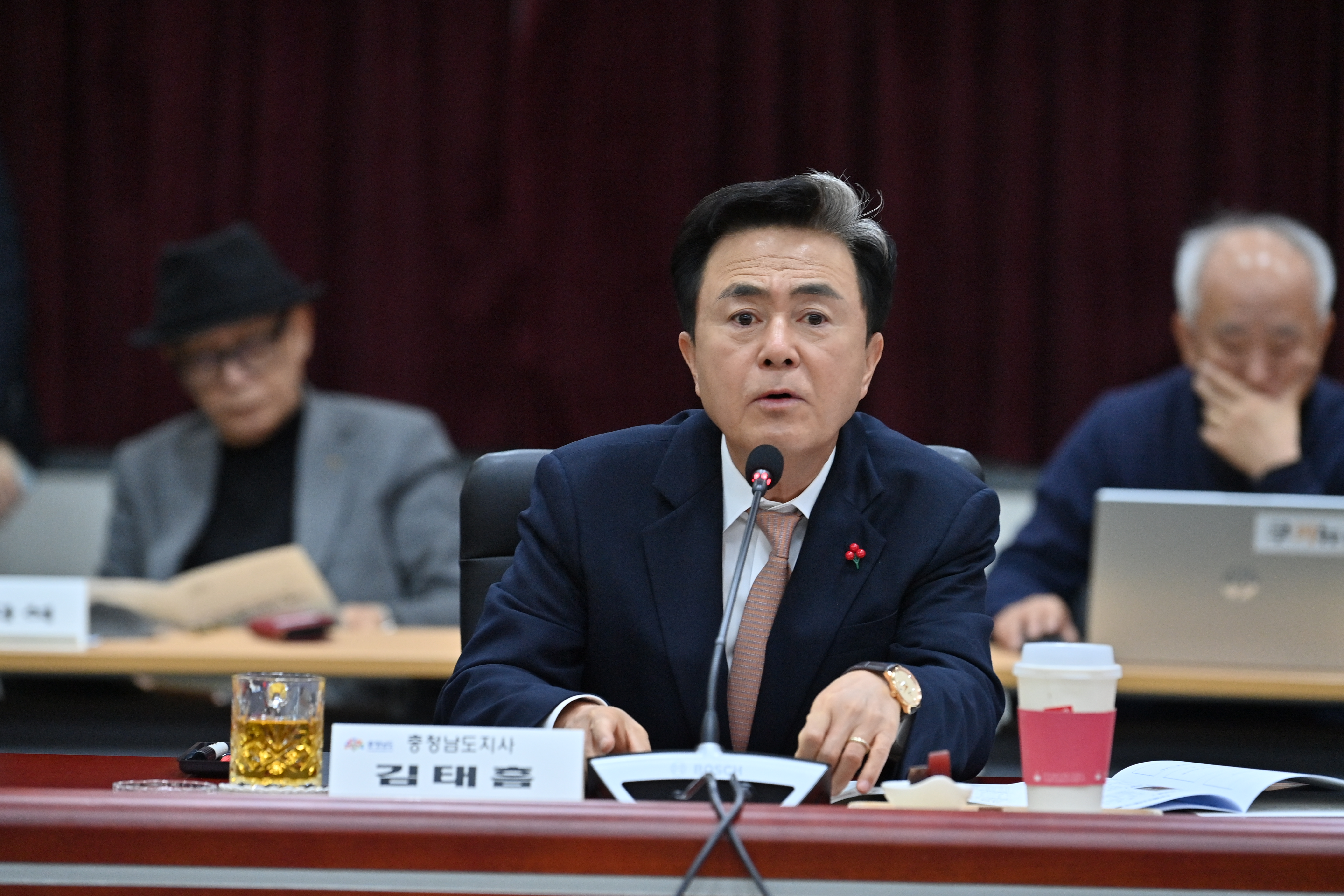 김태흠 도지사는 23일 도청 대회의실에서 열린 &lsquo;국내기업 합동 투자 협약식&rsquo;에 참석했다. 관련사진 7