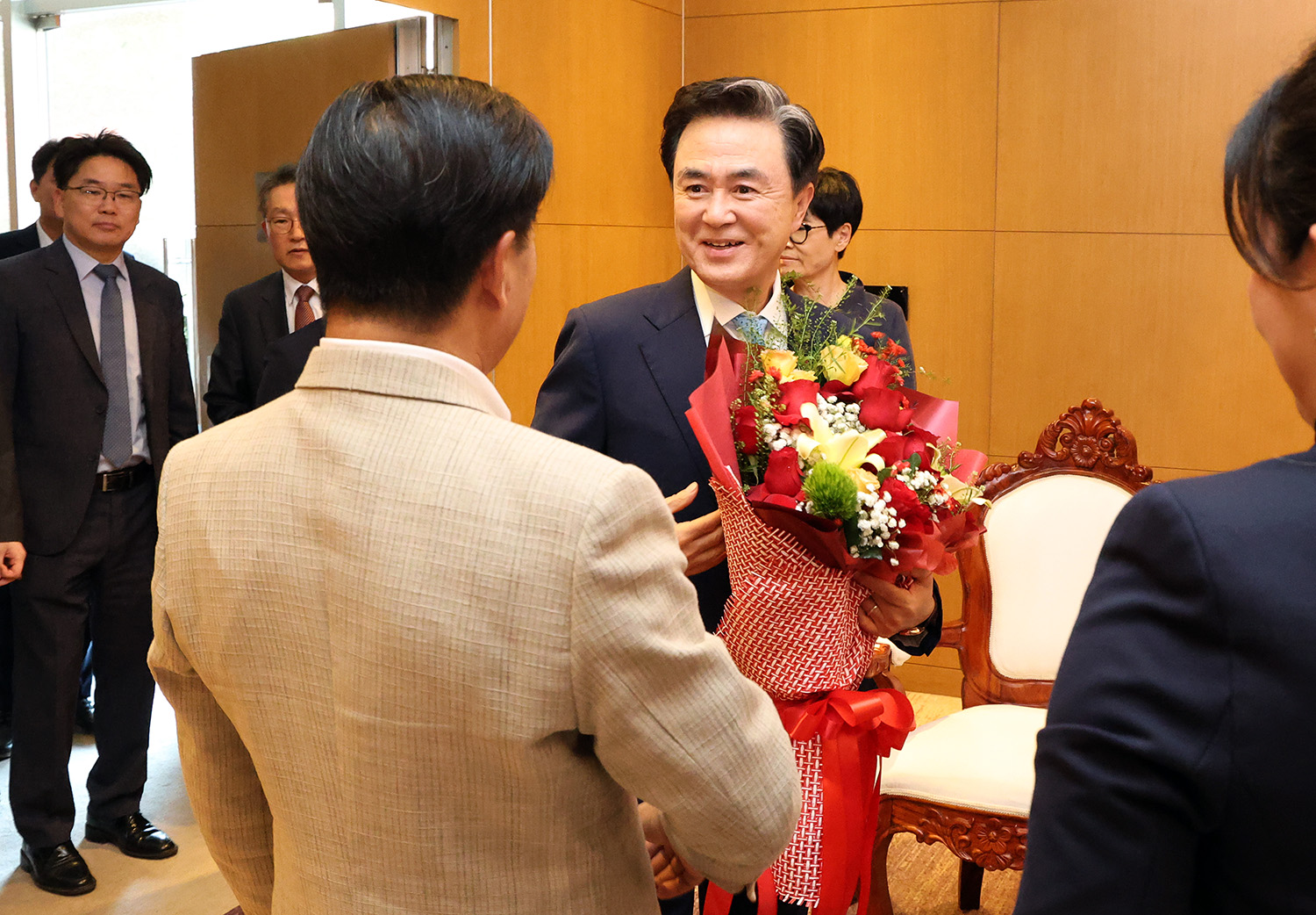 김태흠 도지사는 19일 라오스 크라운 플라자 비엔티안 호텔에서 썬타누 탐마봉 보리캄사이주 주지사를 접견했다. 관련사진 4