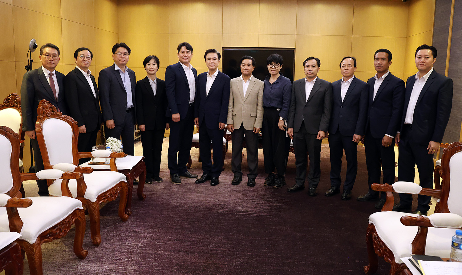 김태흠 도지사는 19일 라오스 크라운 플라자 비엔티안 호텔에서 썬타누 탐마봉 보리캄사이주 주지사를 접견했다. 관련사진 3