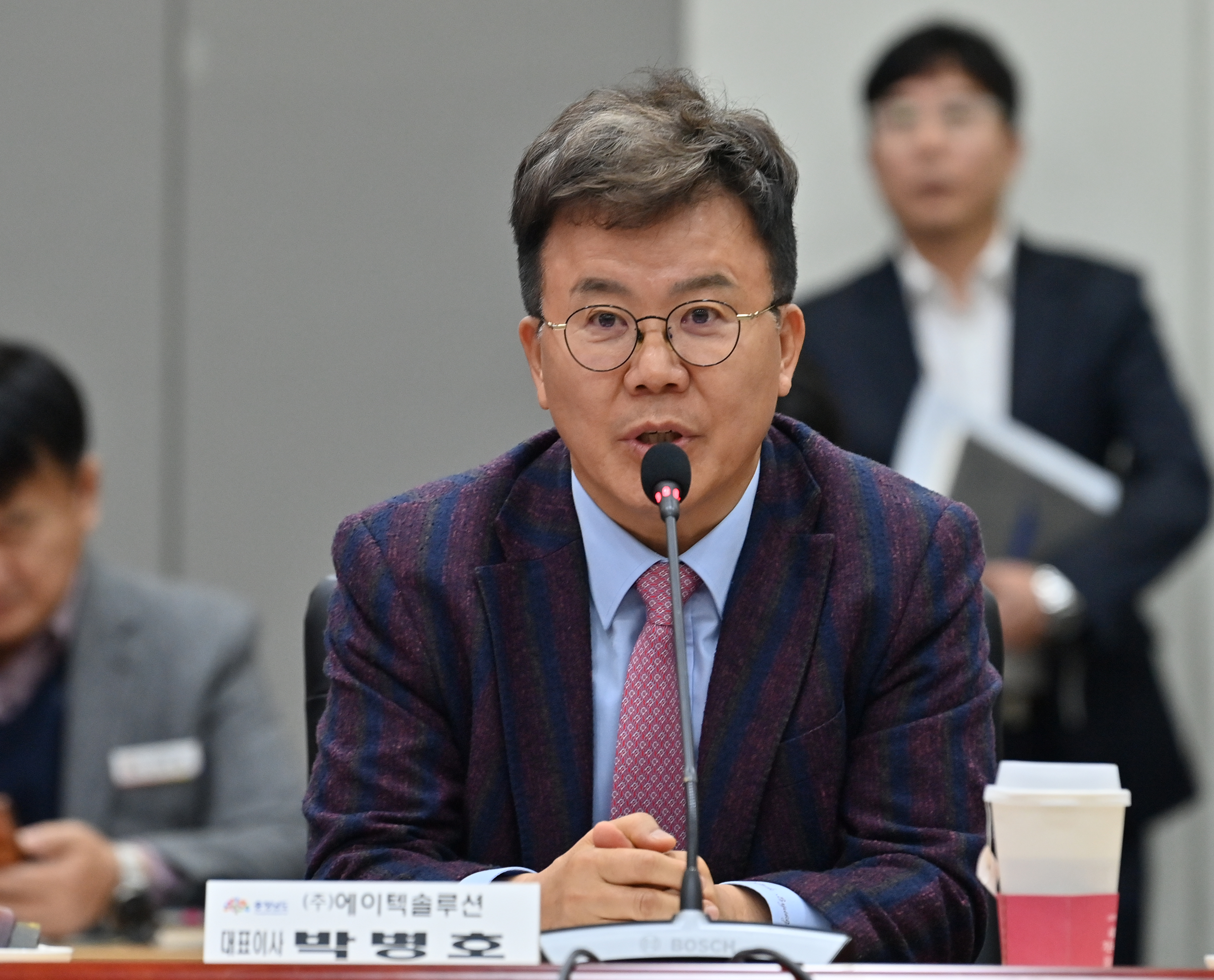 김태흠 도지사는 23일 도청 대회의실에서 열린 &lsquo;국내기업 합동 투자 협약식&rsquo;에 참석했다. 관련사진 10