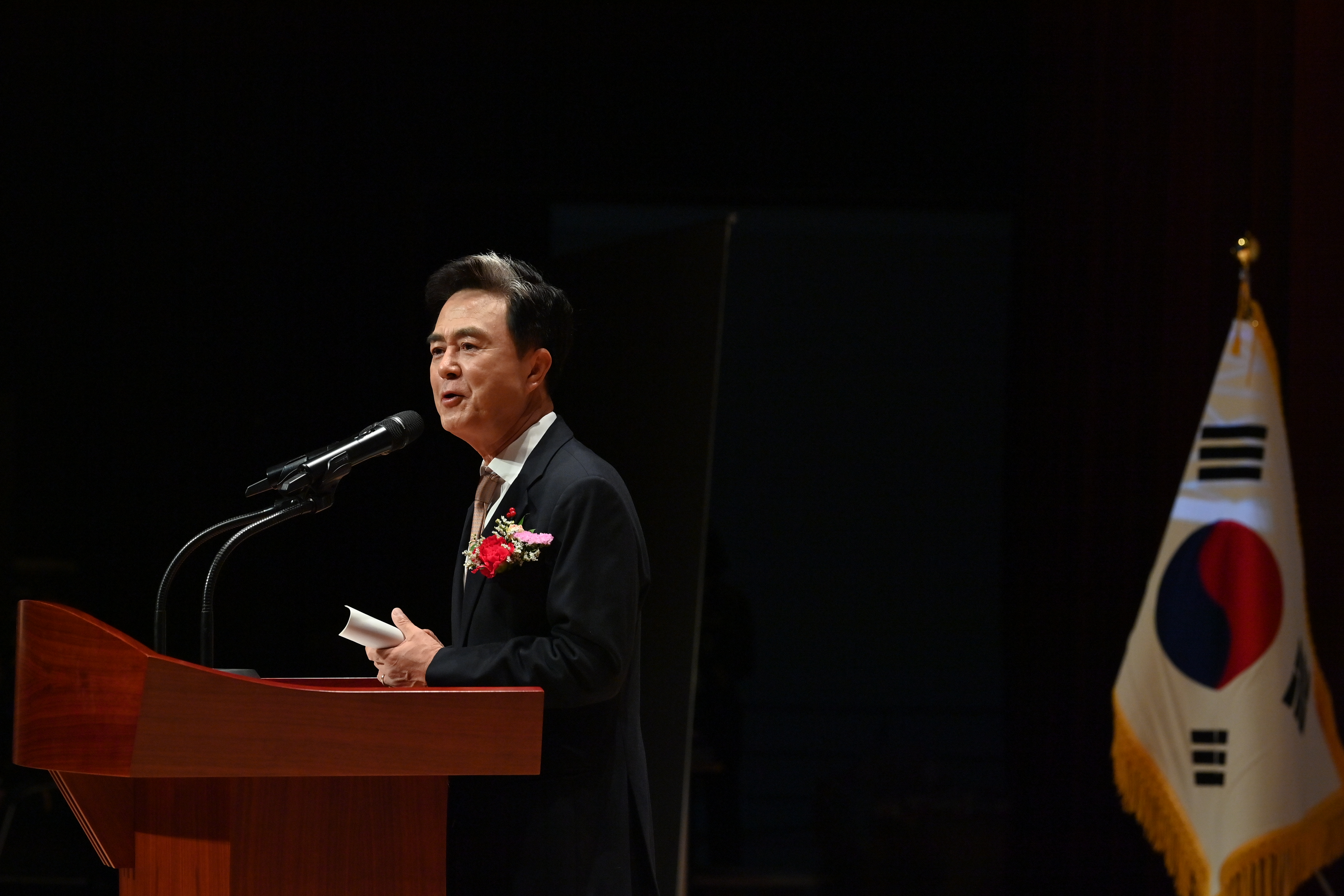 김태흠 도지사는 23일 도청 문예회관에서 열린 '2025년 의용소방대 성과보고 및 임명장 수여식'에 참석했다. 관련사진 2