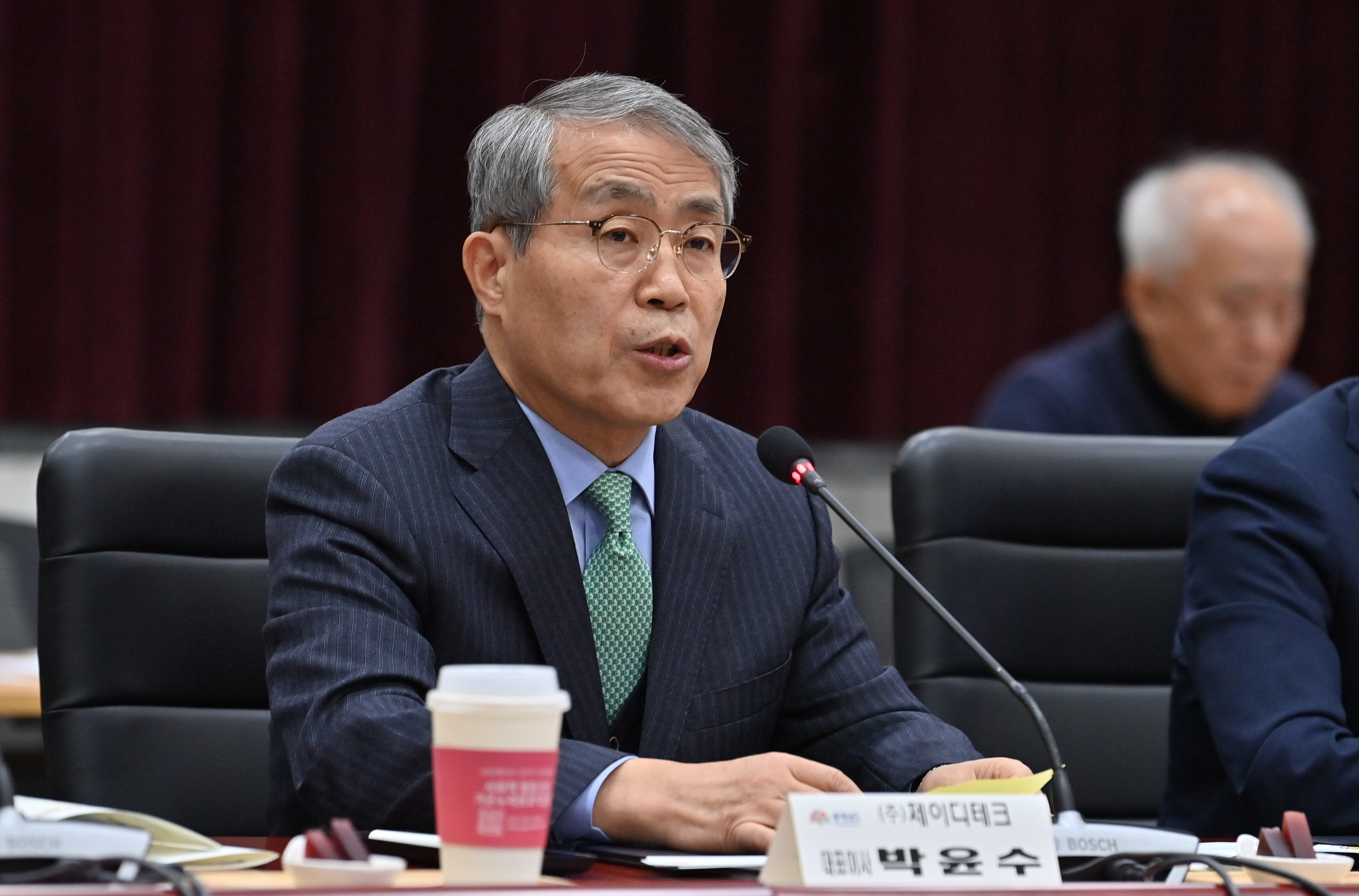 김태흠 도지사는 23일 도청 대회의실에서 열린 &lsquo;국내기업 합동 투자 협약식&rsquo;에 참석했다. 관련사진 9