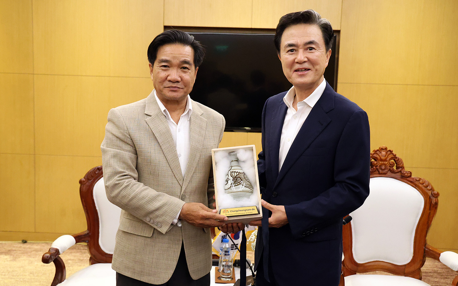 김태흠 도지사는 19일 라오스 크라운 플라자 비엔티안 호텔에서 썬타누 탐마봉 보리캄사이주 주지사를 접견했다. 관련사진 7