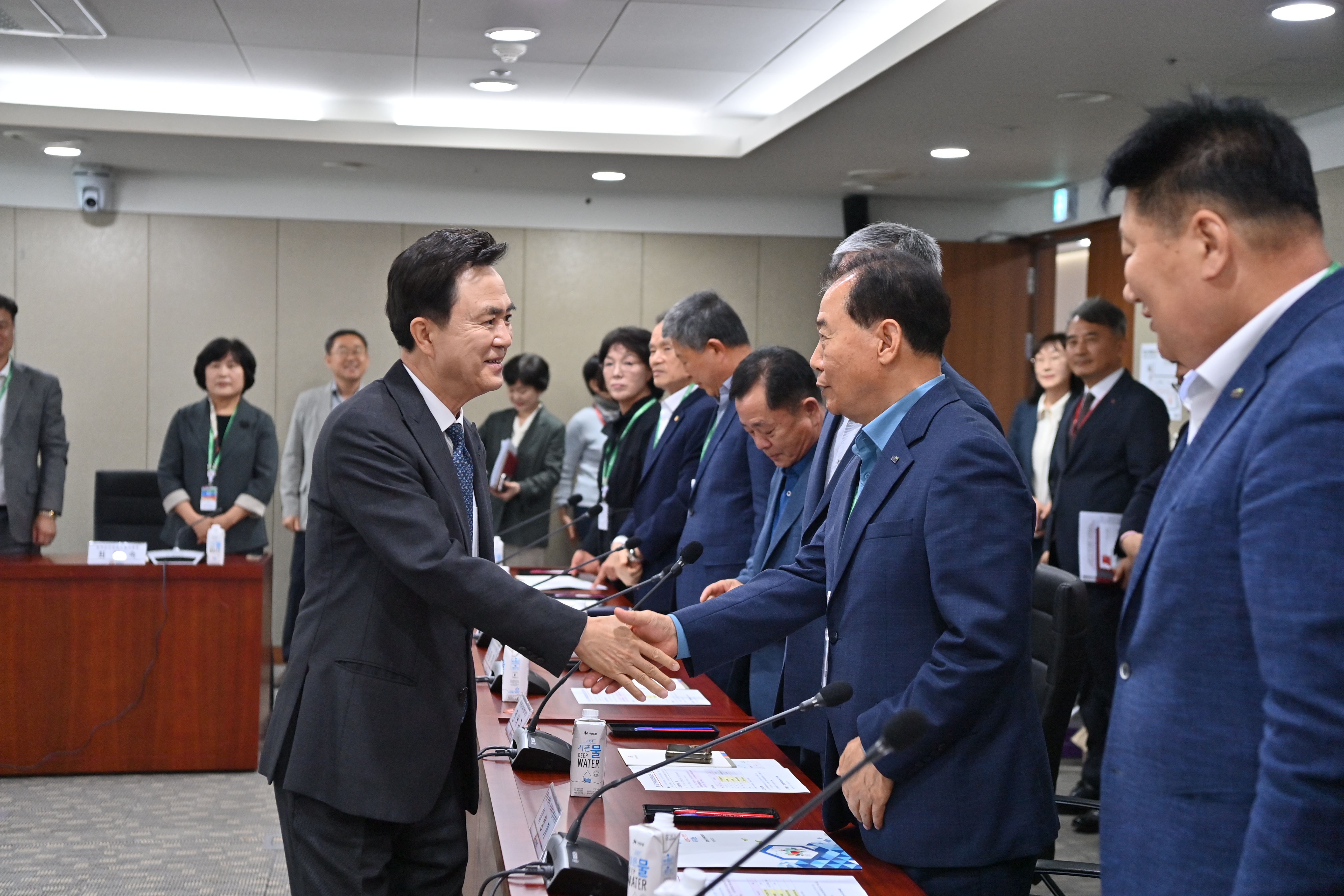 김태흠 도지사는 12일 도청 상황실에서 열린 '충남 시군사회복지협의회 회장단 간담회'를 주재했다. 관련사진 8