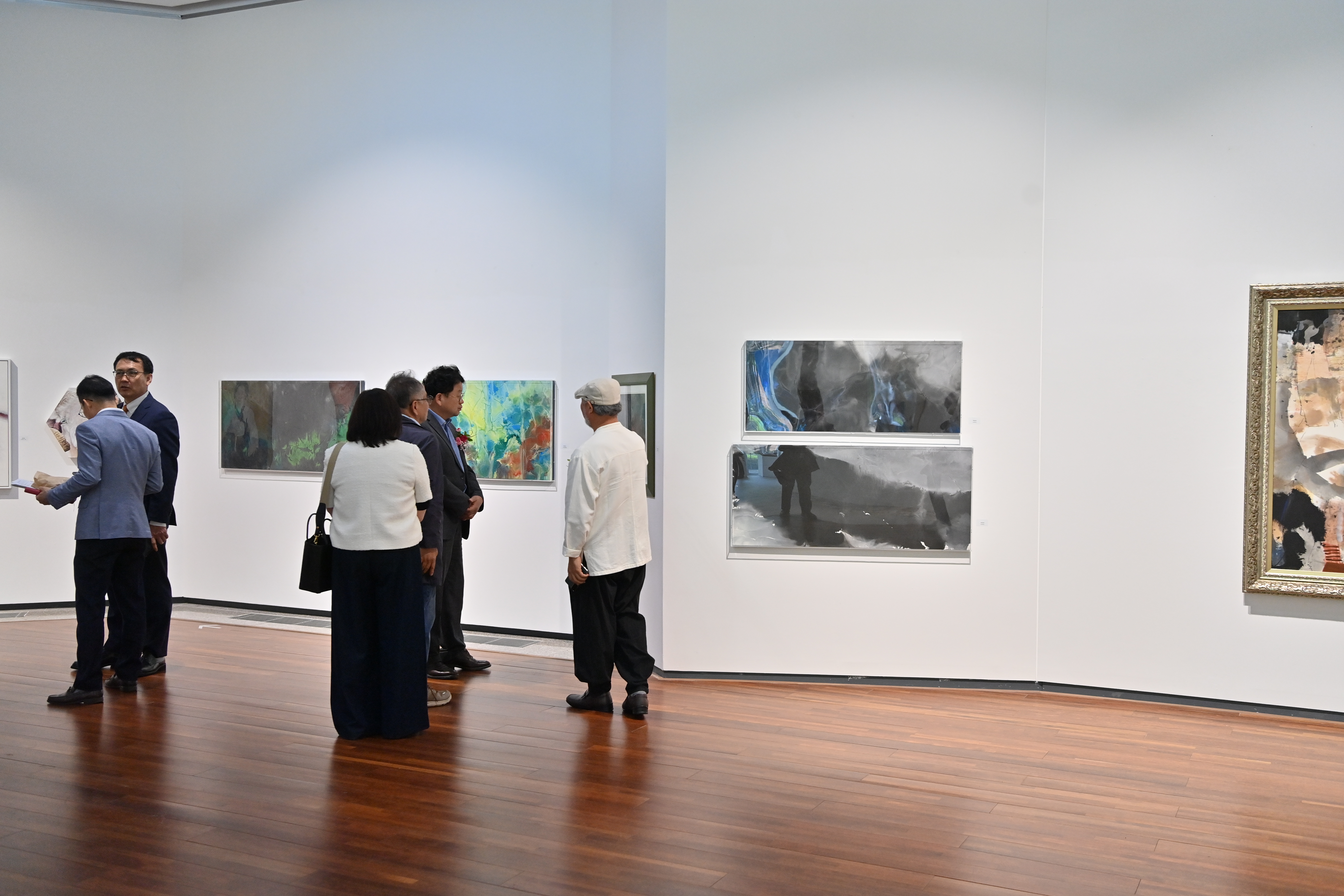 김태흠 도지사는 13일 TJB대전방송 로비에서 열린 'TJB 창사 30주년 기념식 및 특별기획전'에 참석했다. 관련사진 2