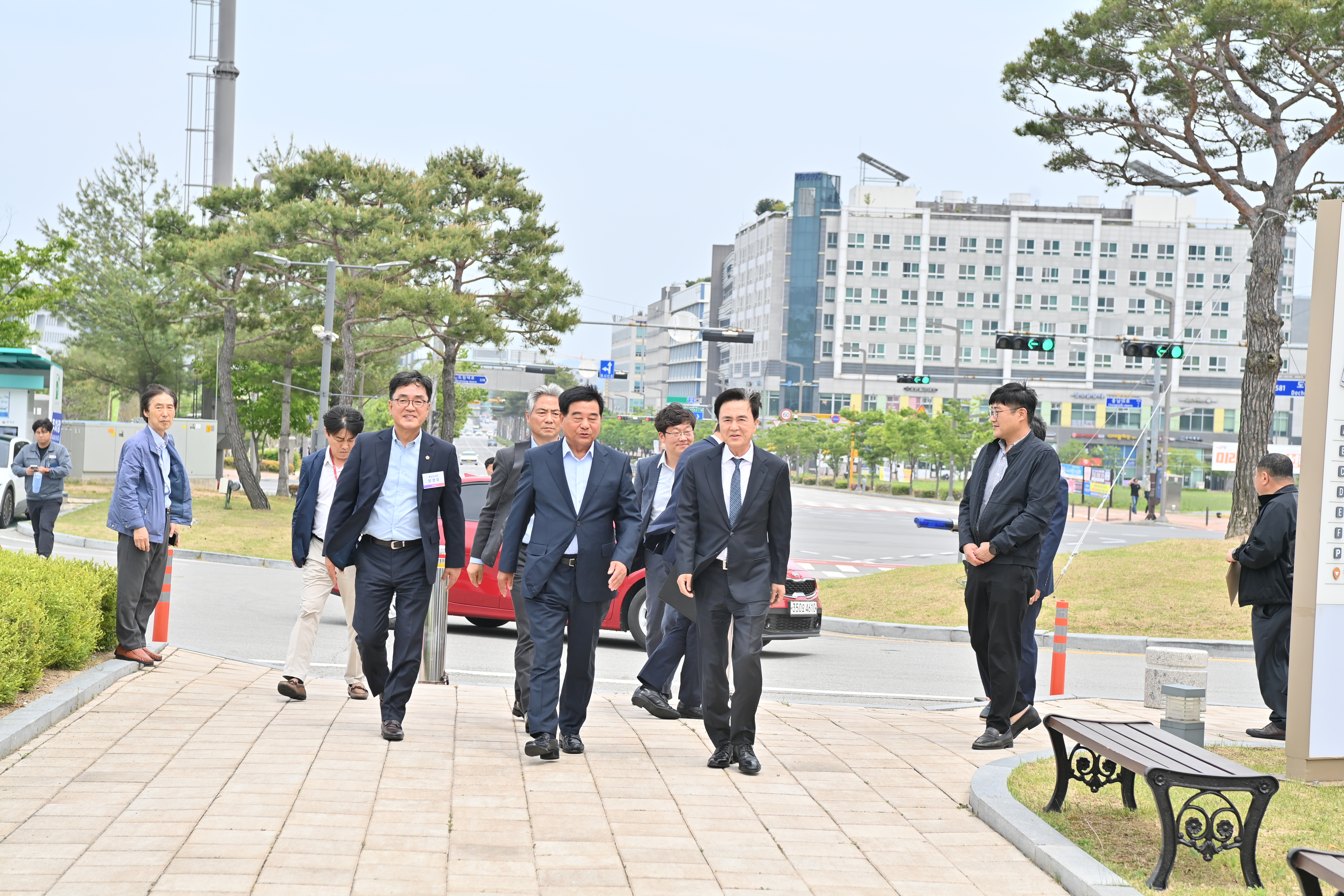 김태흠 도지사는 13일 충남도서관 대강당에서 열린 '충남택시운송사업조합 이사장 이취임식'에 참석했다. 관련사진 4