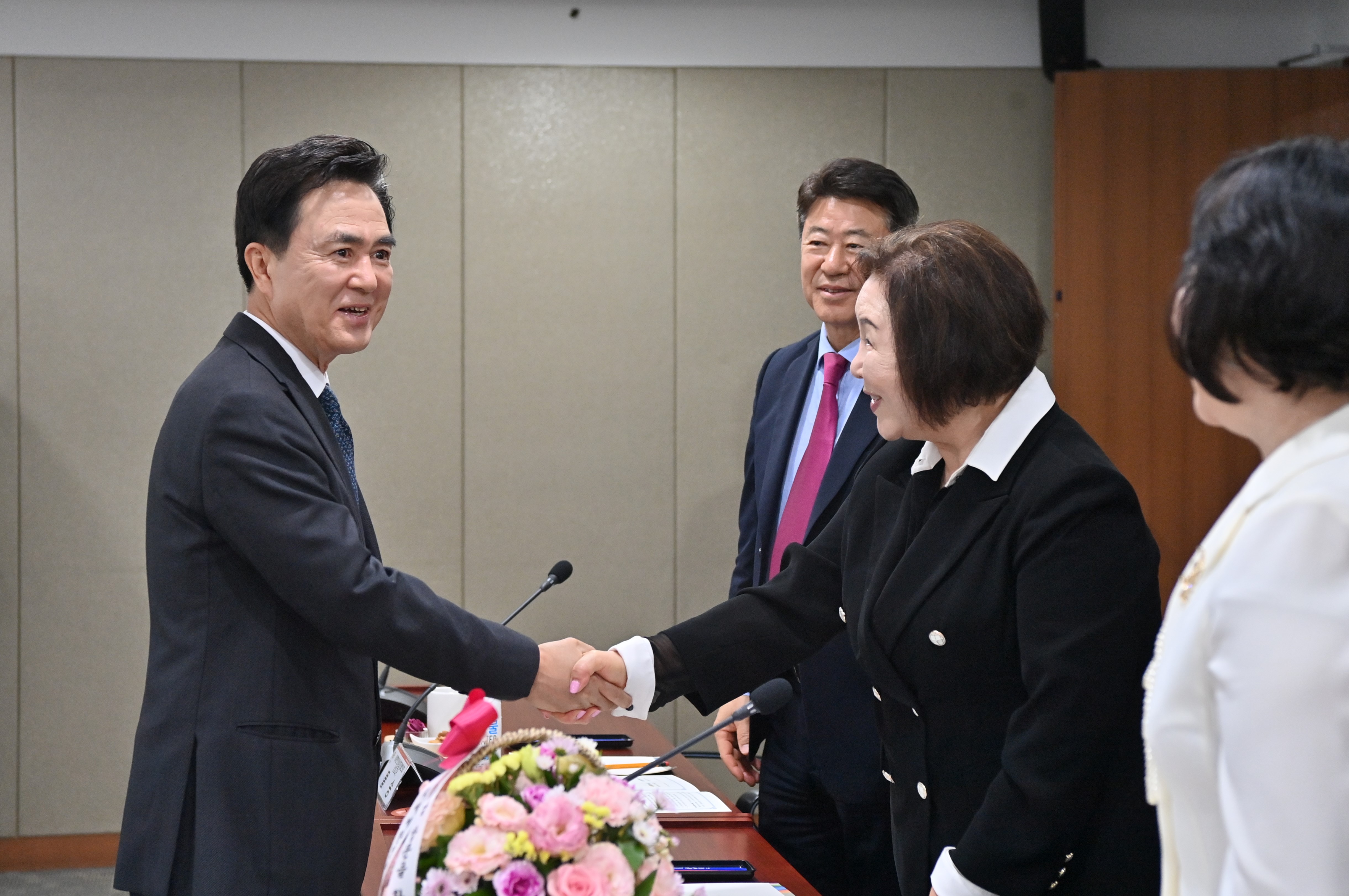 김태흠 도지사는 12일 도청 상황실에서 열린 '(사)세계한인여성회장협의회 업무협약식'에 참석했다. 관련사진 7