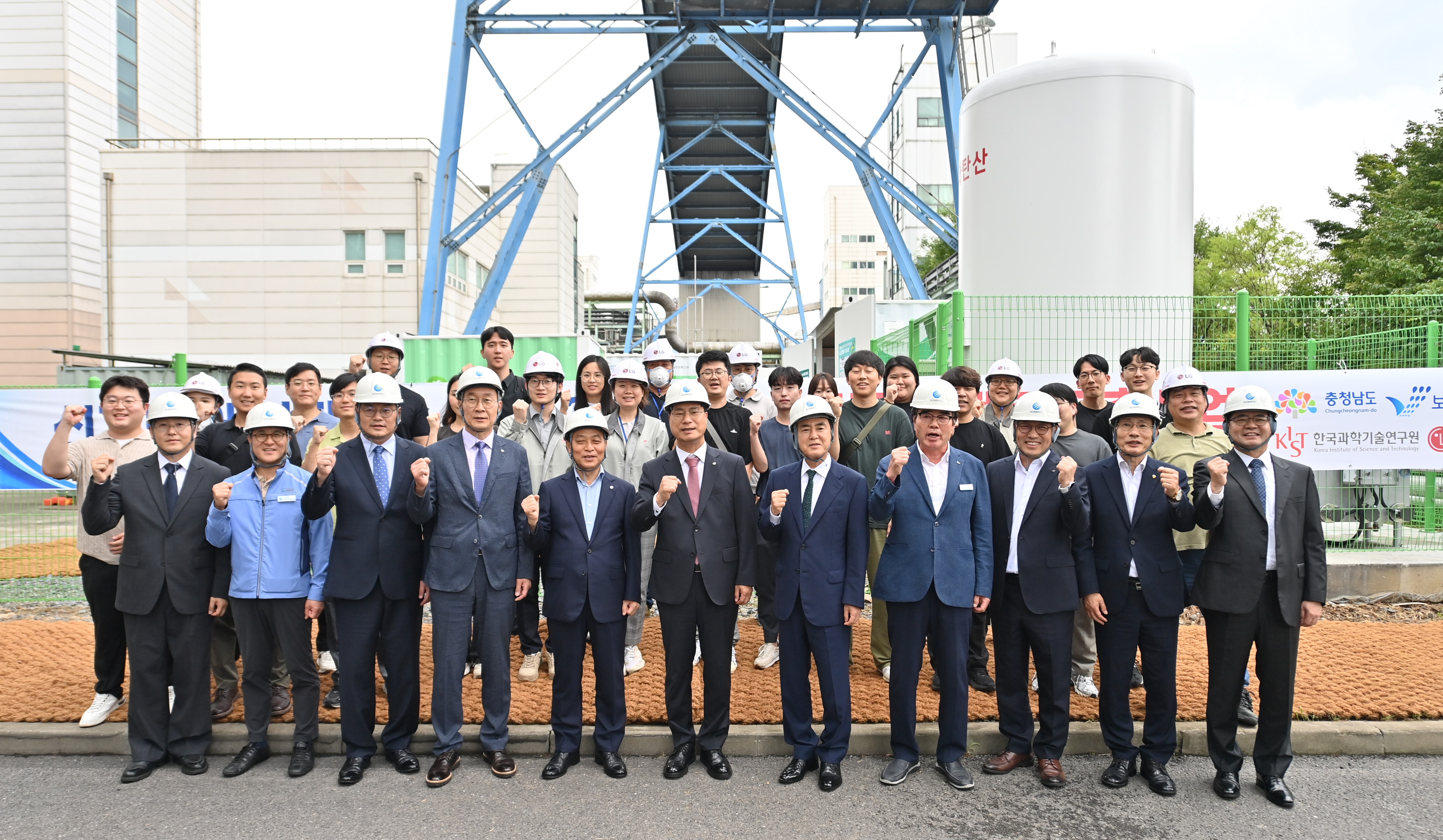 김태흠 도지사는 8일 한국중부발전 보령발전본부(보령화력)에서 &lsquo;그린올(Green-ol) 신에너지 기술 실증&rsquo; 시연회에 참석했다. 관련사진 2