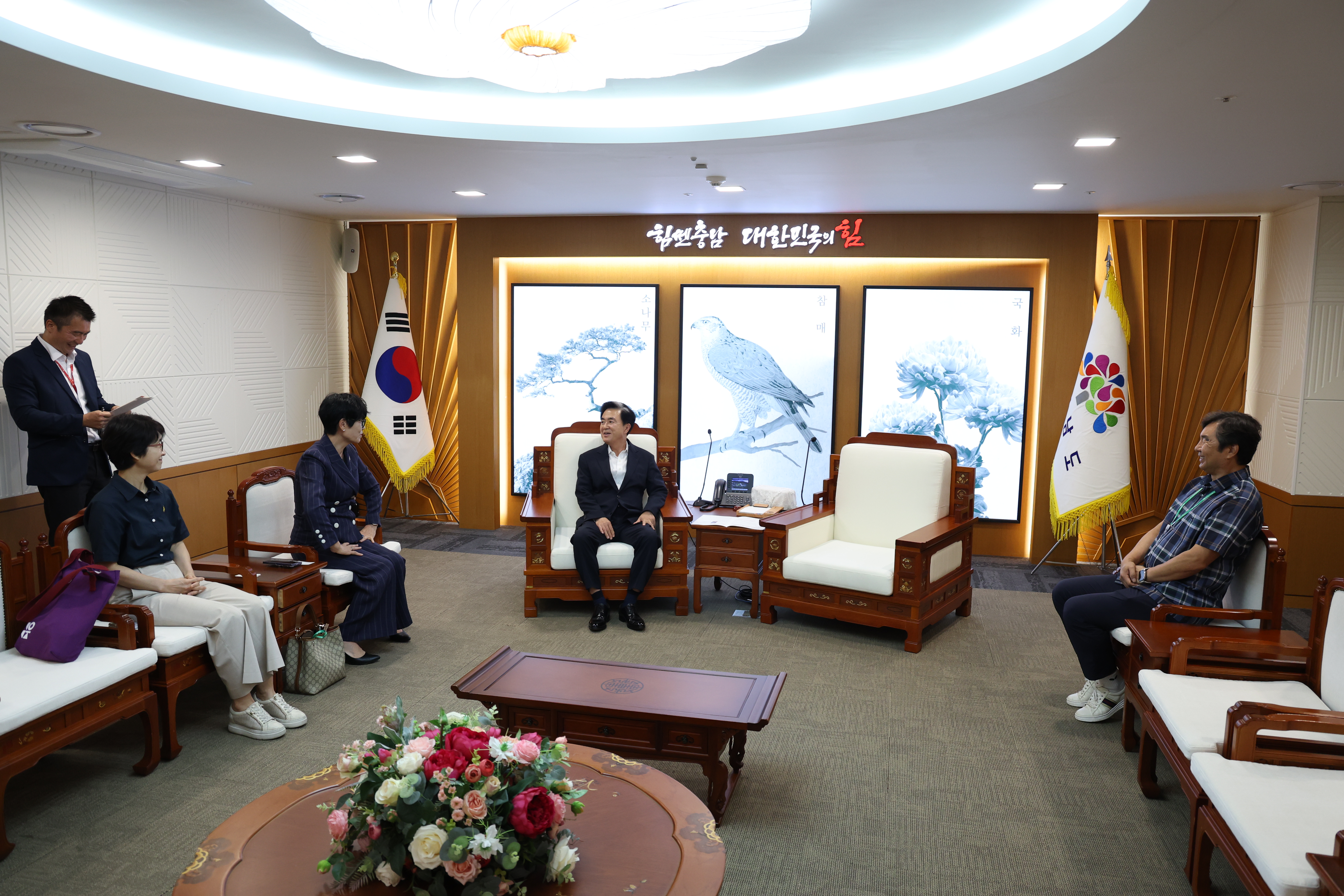 김태흠 도지사는 16일 도청 접견실에서 유현숙 사단법인 나눔문화예술협회 이사장, 김동경 충남지역아동센터연합회장 등이 참석한 가운데, 호우 피해지역 취약계층 아동 후원품 전달식에 참석했다. 관련사진 2