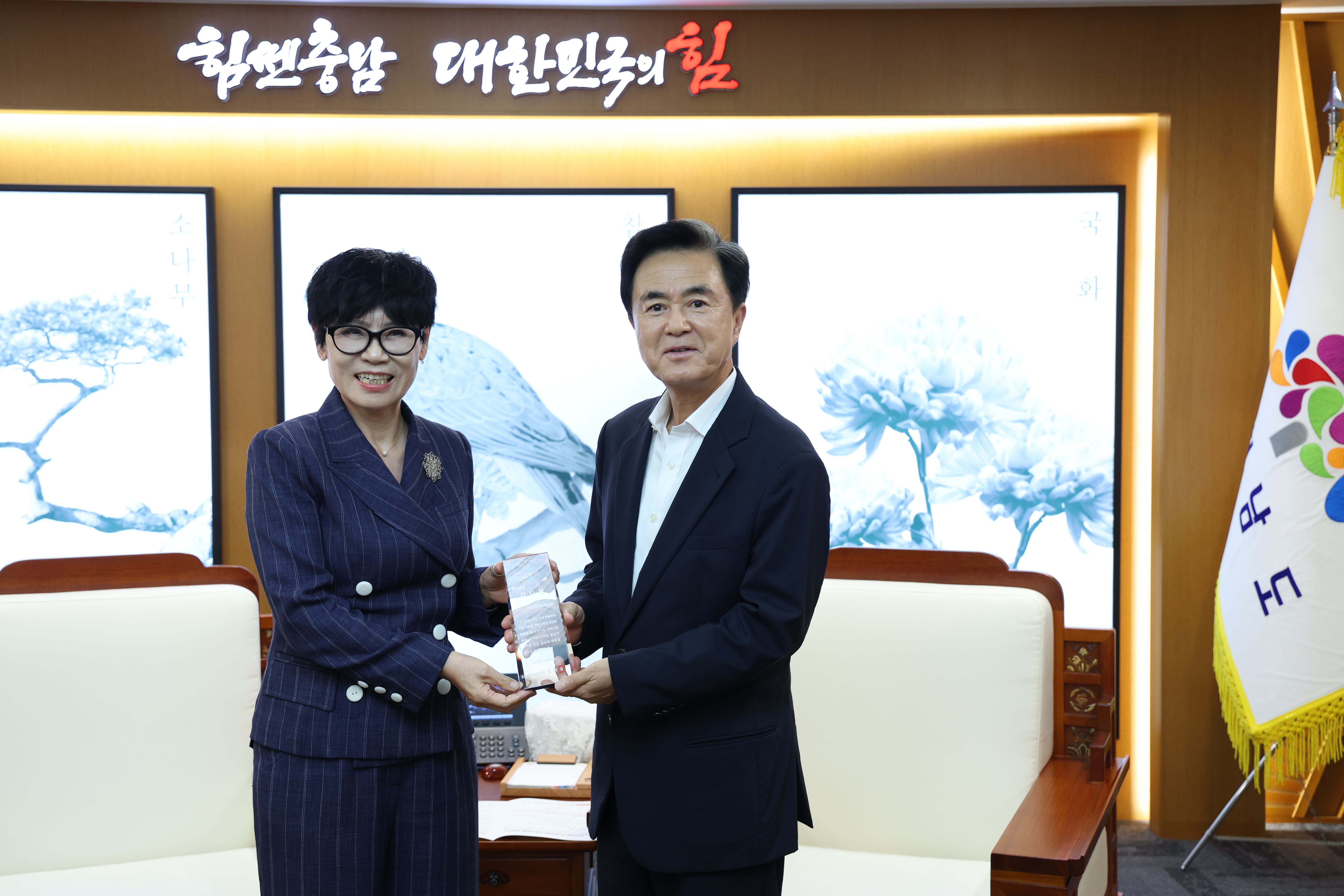 김태흠 도지사는 16일 도청 접견실에서 유현숙 사단법인 나눔문화예술협회 이사장, 김동경 충남지역아동센터연합회장 등이 참석한 가운데, 호우 피해지역 취약계층 아동 후원품 전달식에 참석했다. 관련사진 3